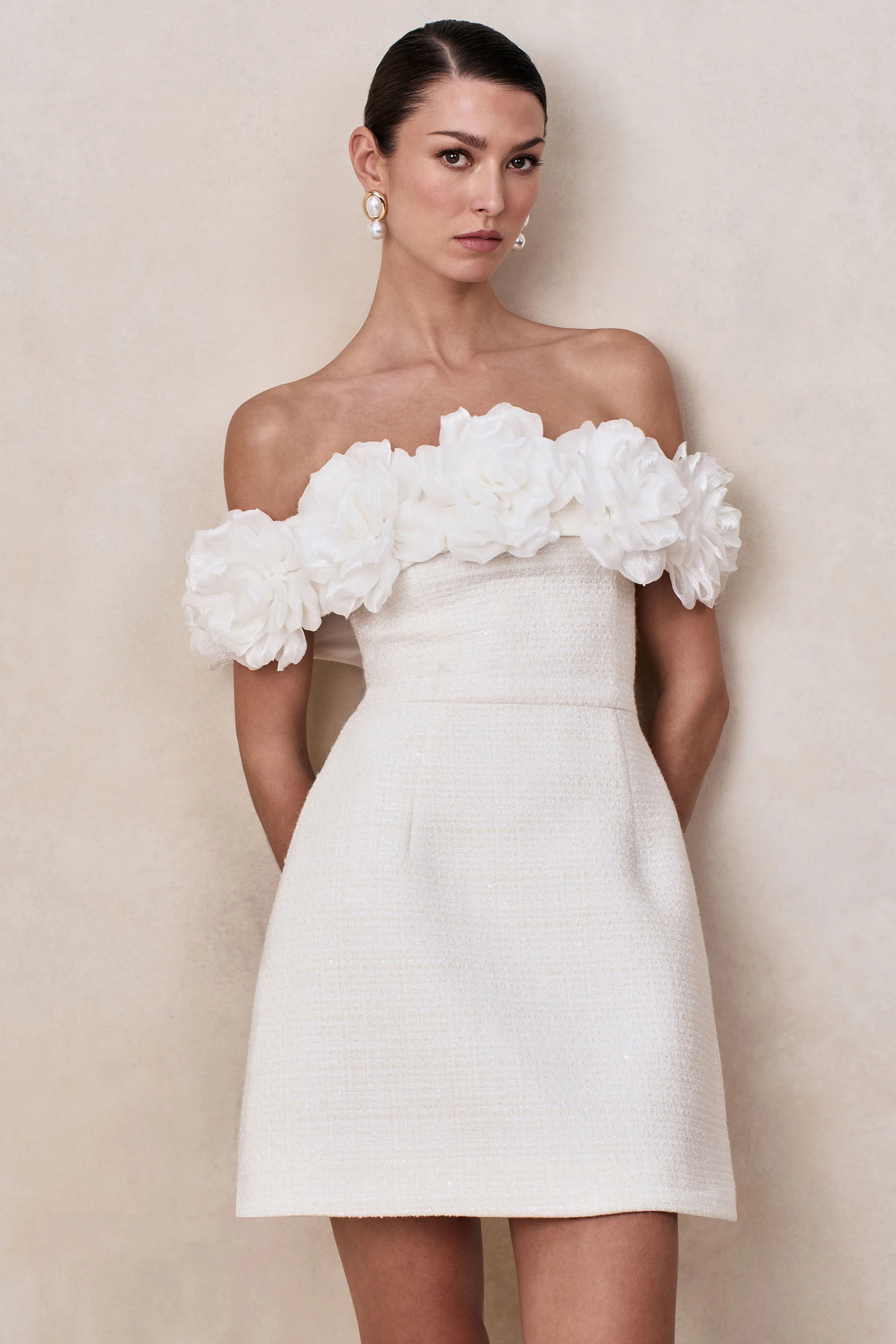 Florinda | Mini-robe blanche en bouclé à décolleté bardot à volants