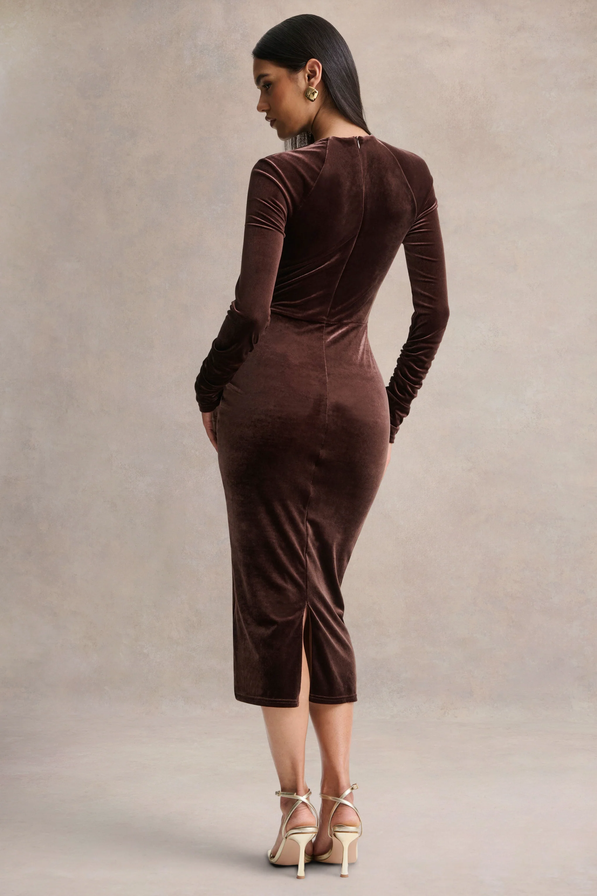 Francine | Robe mi-longue en velours marron à encolure ronde et détails à découpes - Image 2