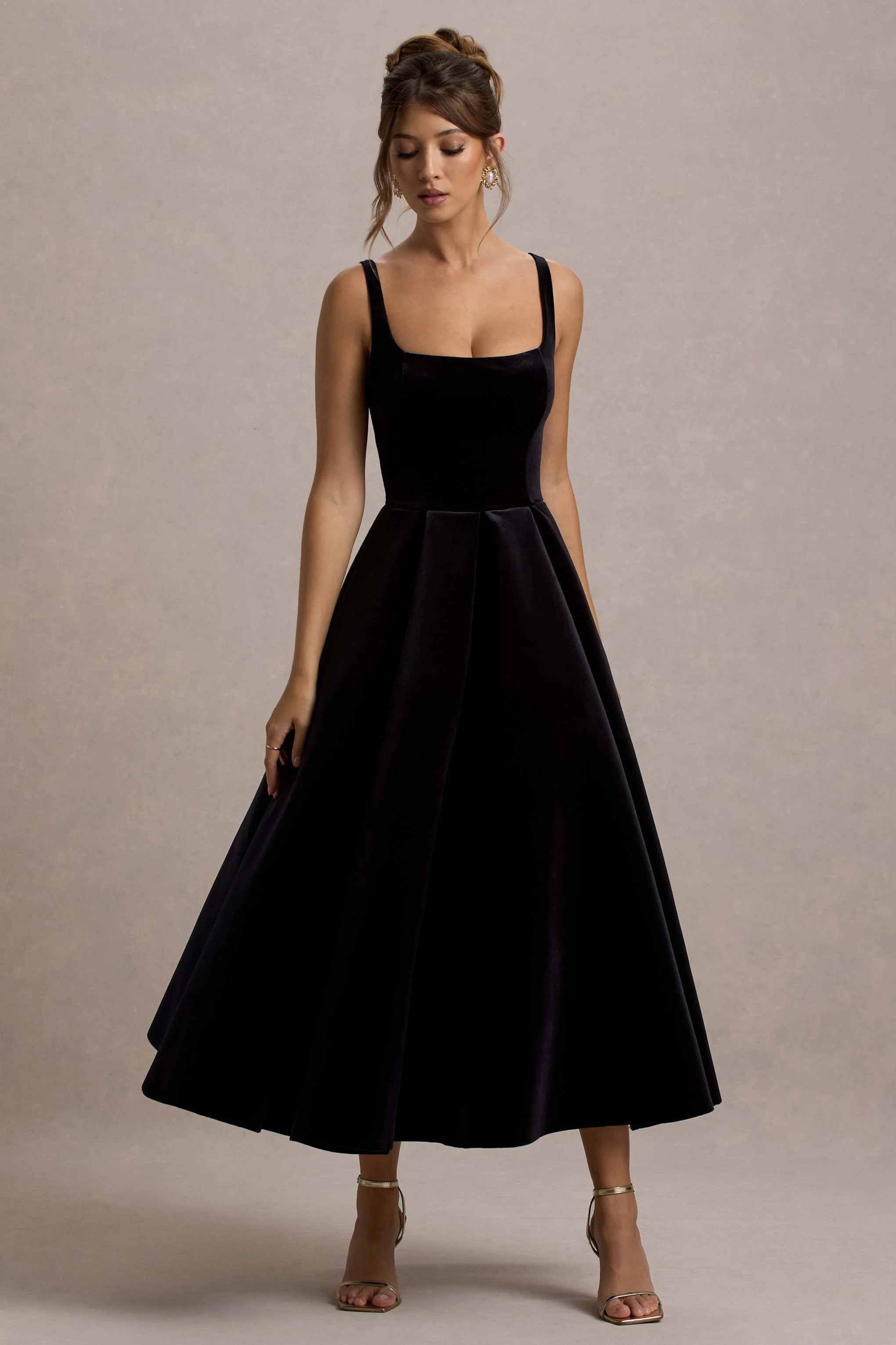 Francisca | Robe Mi-Longue à Bretelles en Velours Noir avec Longueur Volumineuse
