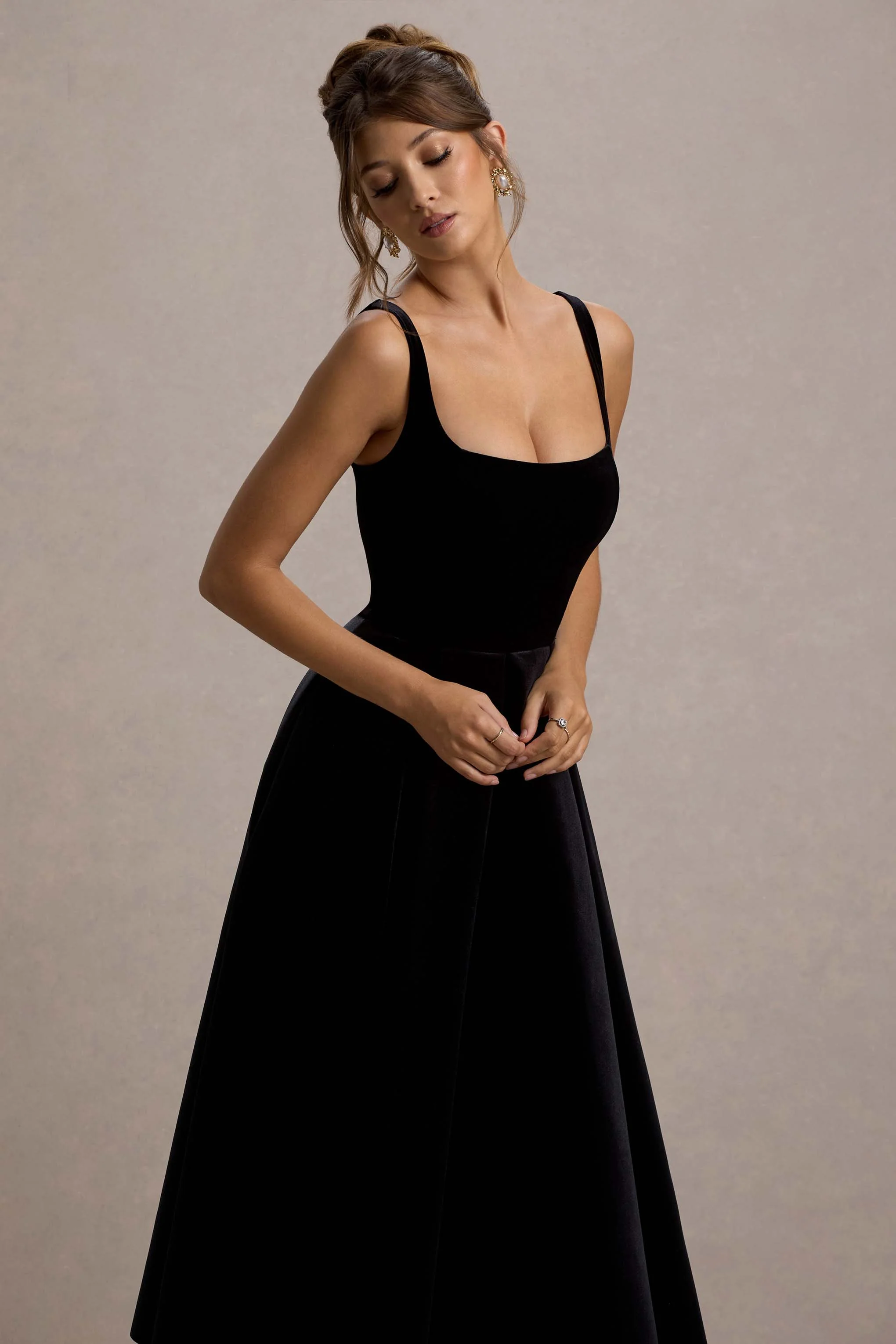 Francisca | Robe Mi-Longue à Bretelles en Velours Noir avec Longueur Volumineuse - Image 3