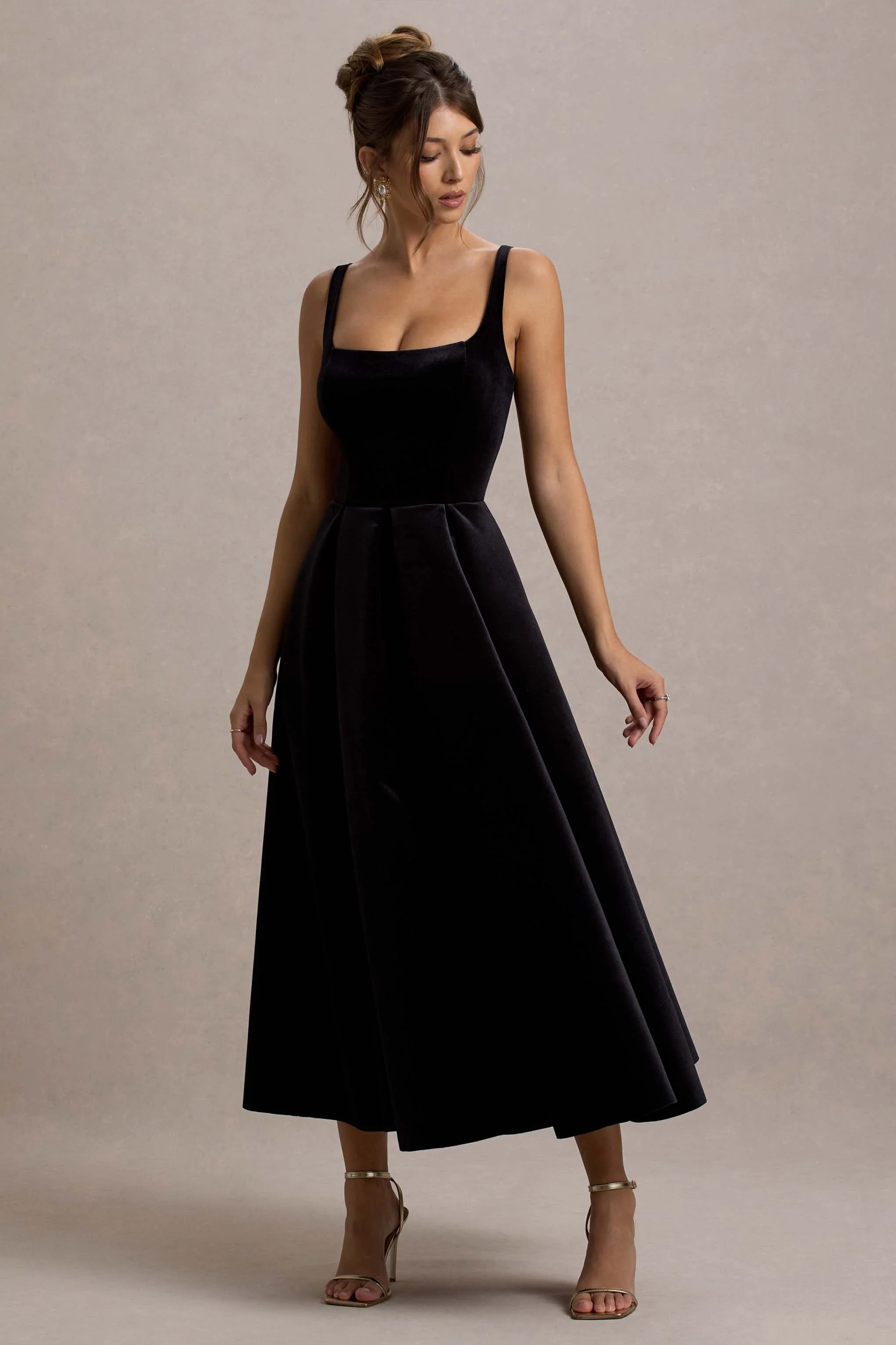 Francisca | Robe Mi-Longue à Bretelles en Velours Noir avec Longueur Volumineuse - Image 4