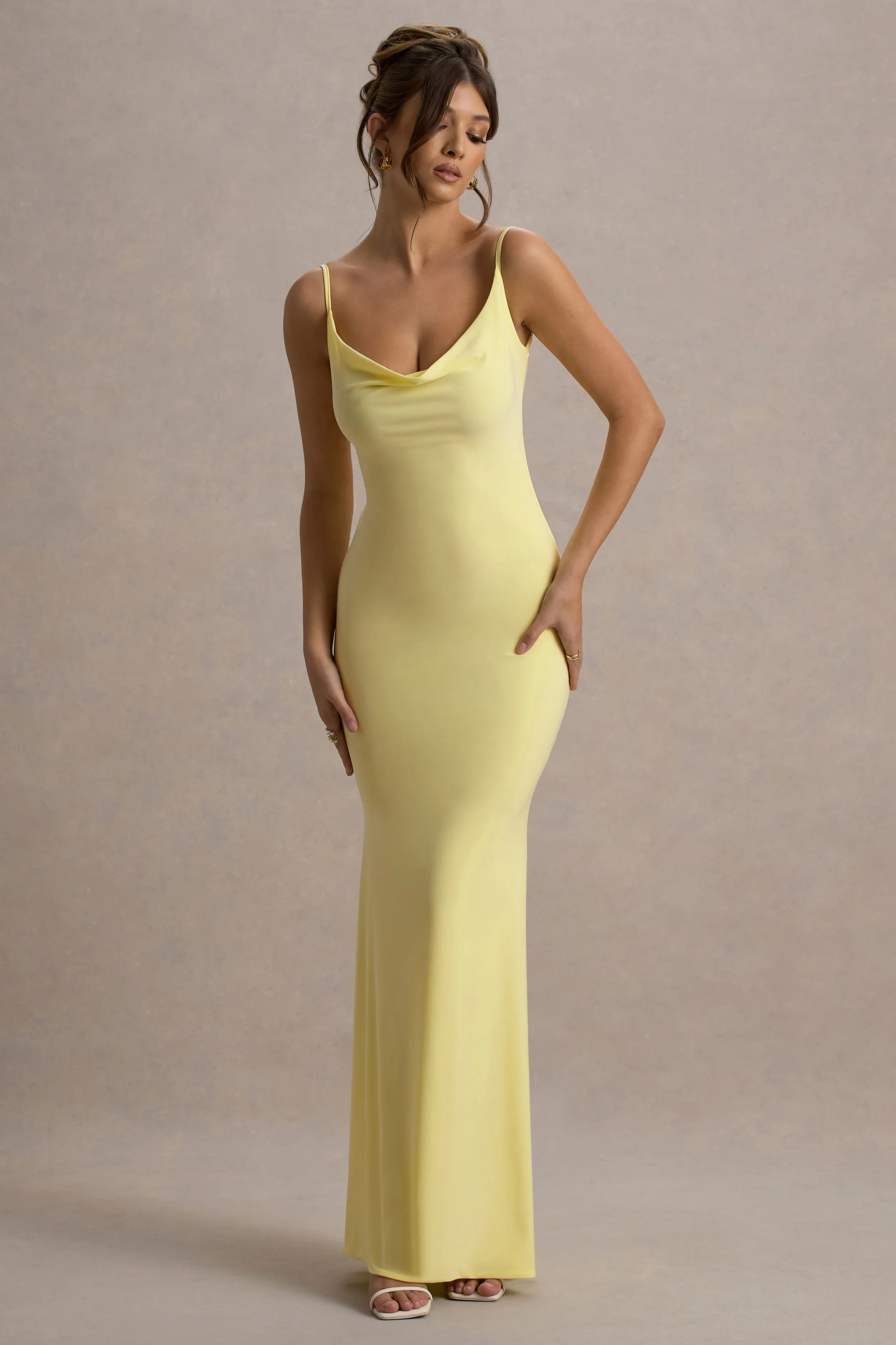 Francoise | Robe longue jaune à col bénitier et dos nu avec dentelle - Image 5