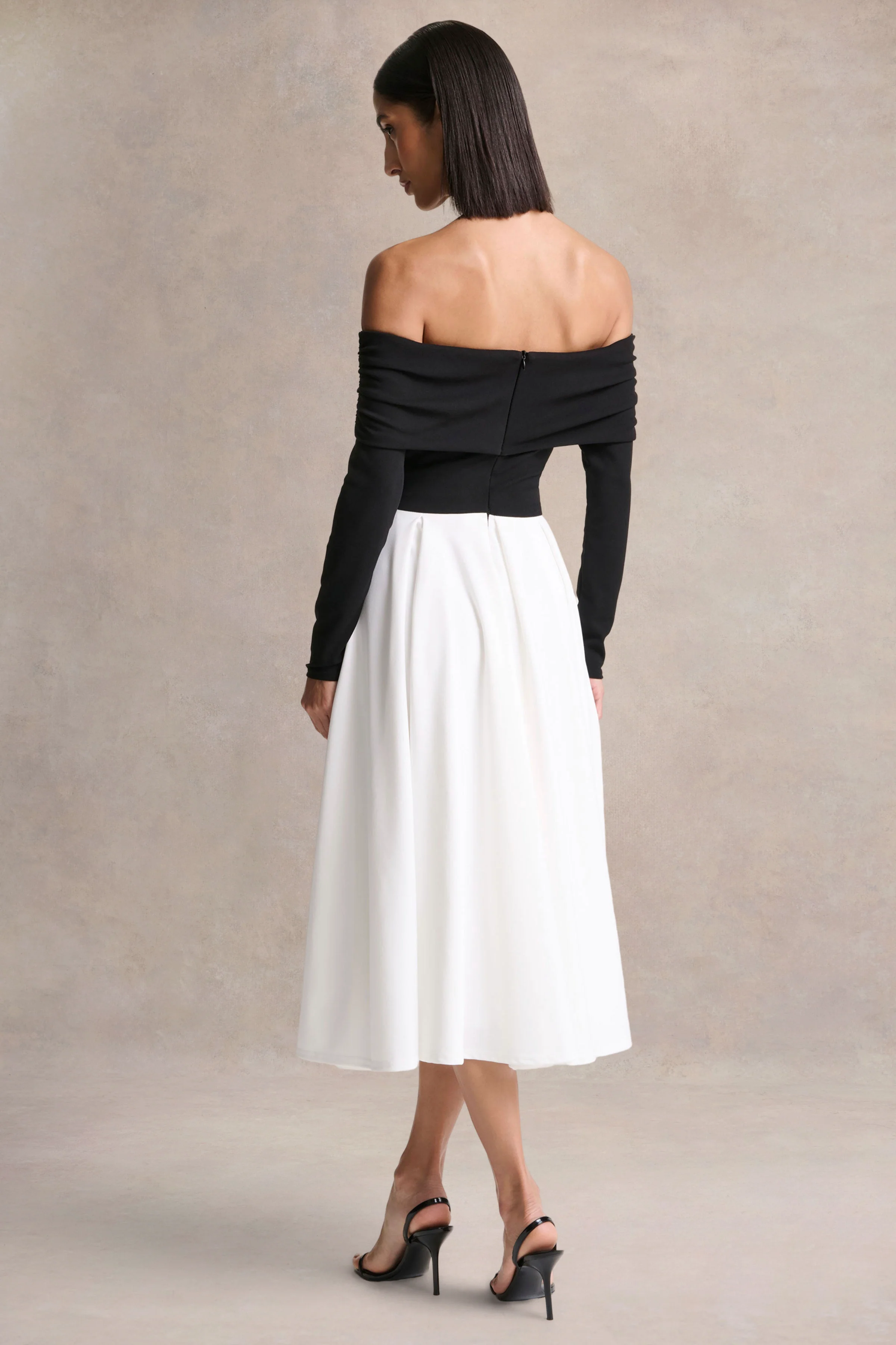 Frederica | Robe mi-longue noire et blanche à encolure bardot - Image 2
