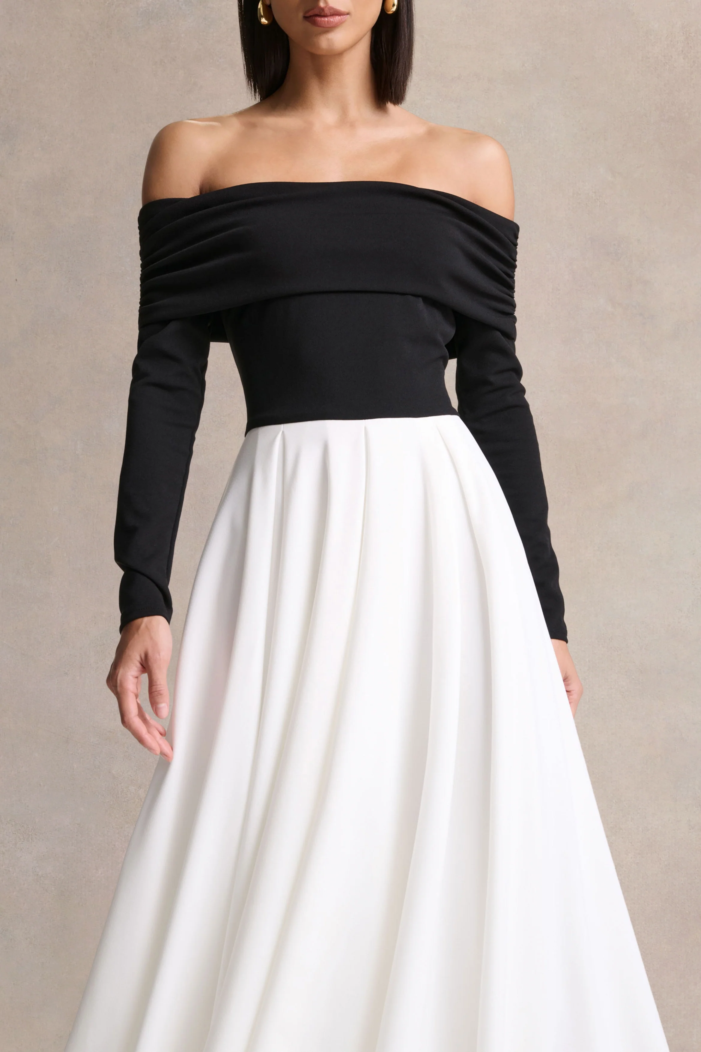 Frederica | Robe mi-longue noire et blanche à encolure bardot - Image 3