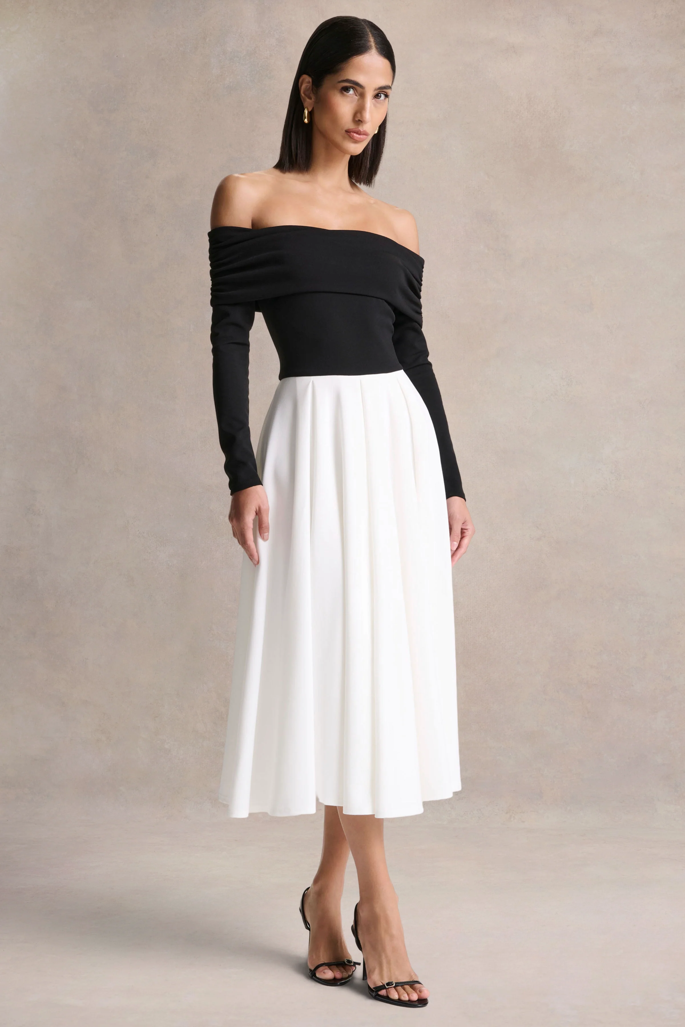 Frederica | Robe mi-longue noire et blanche à encolure bardot - Image 4