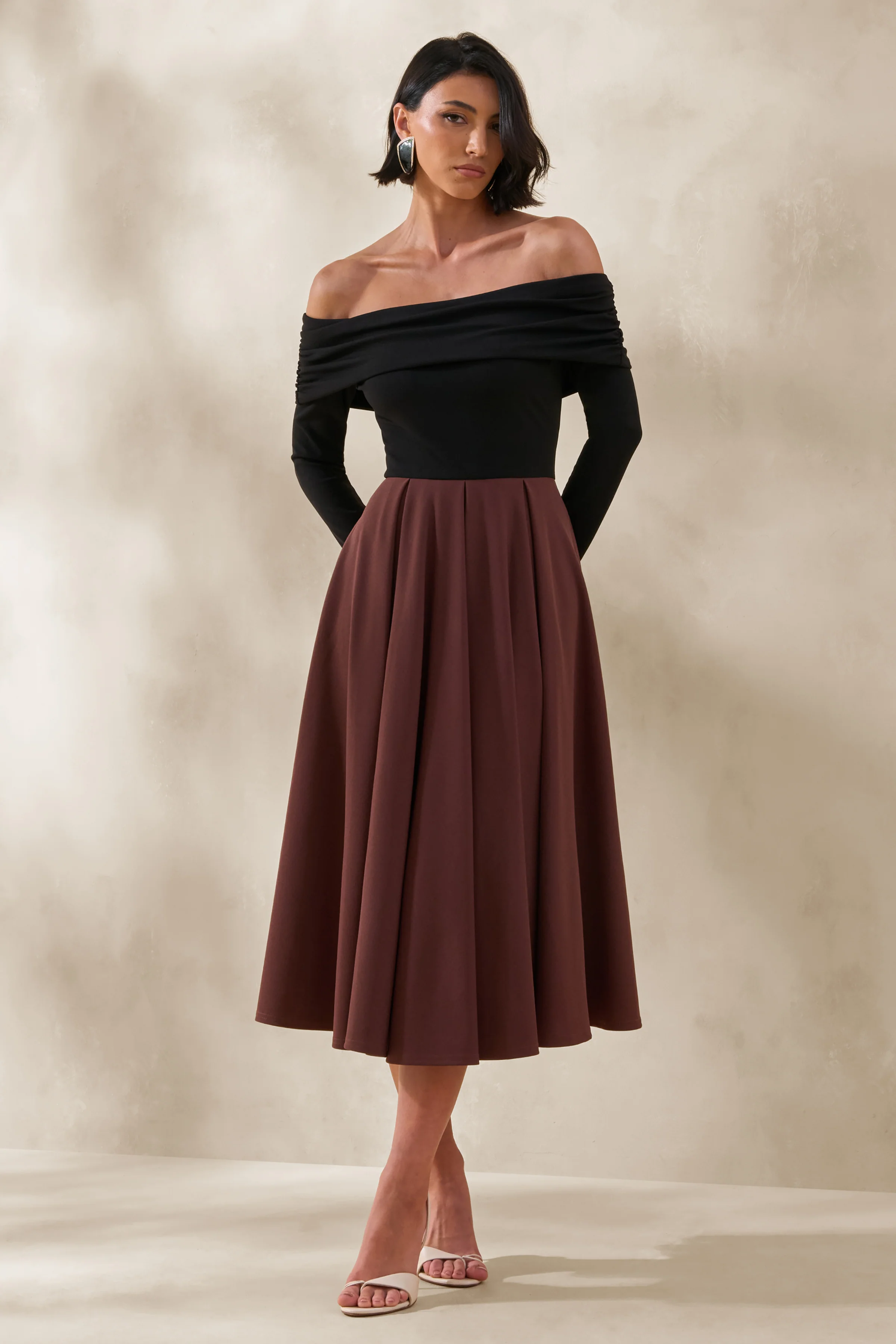 Frederica | Robe mi-longue noire et marron à encolure bardot