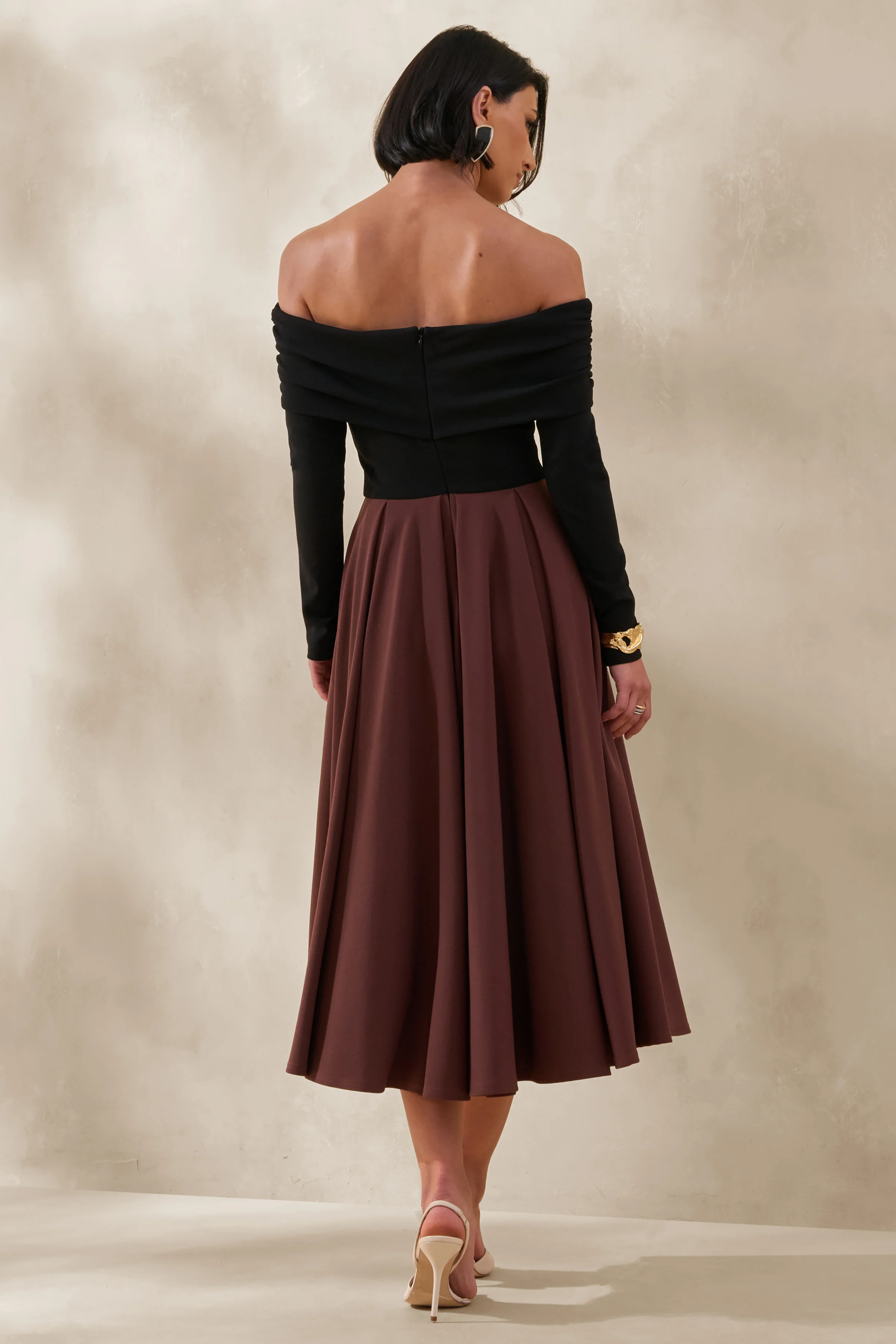 Frederica | Robe mi-longue noire et marron à encolure bardot - Image 2