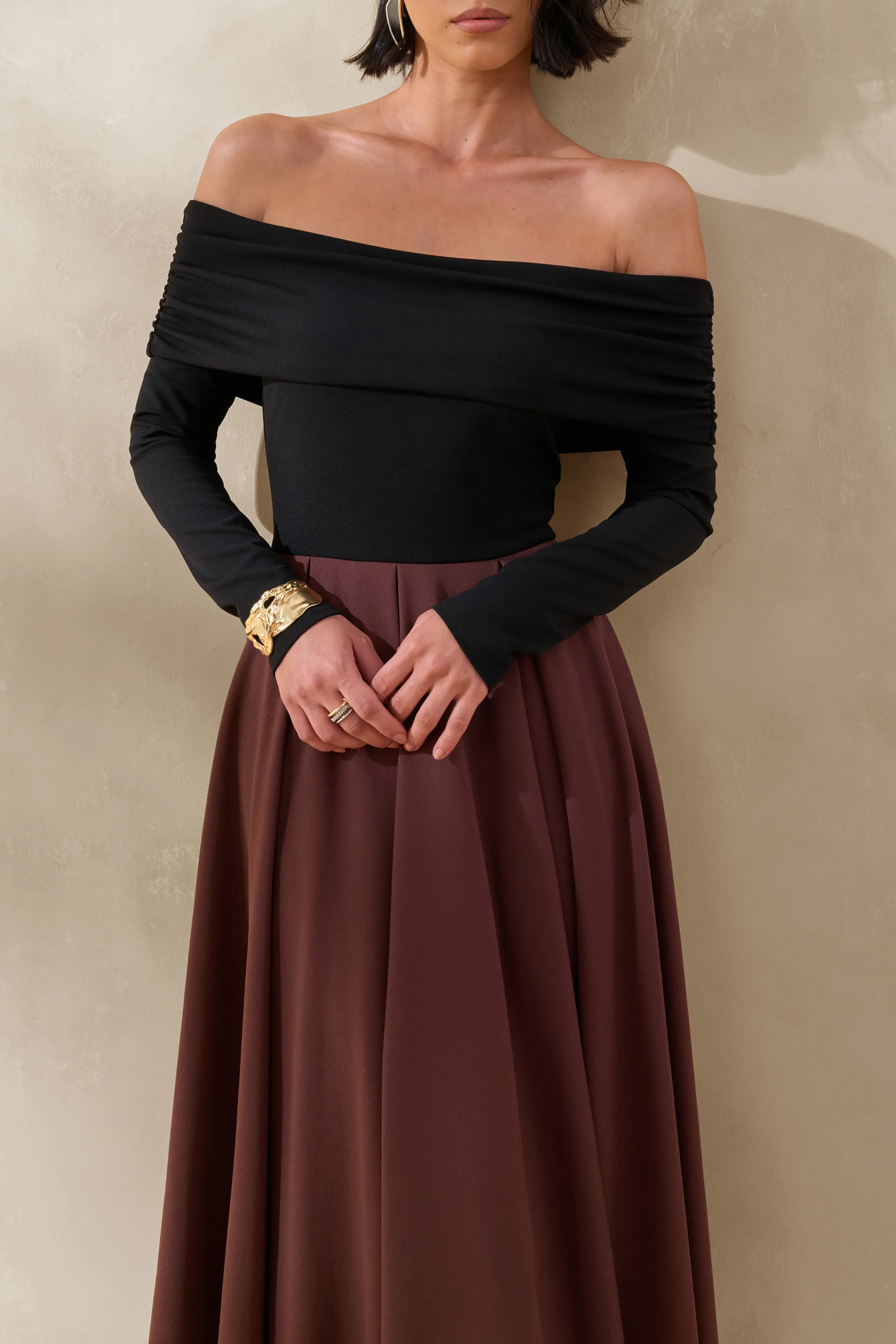 Frederica | Robe mi-longue noire et marron à encolure bardot - Image 3