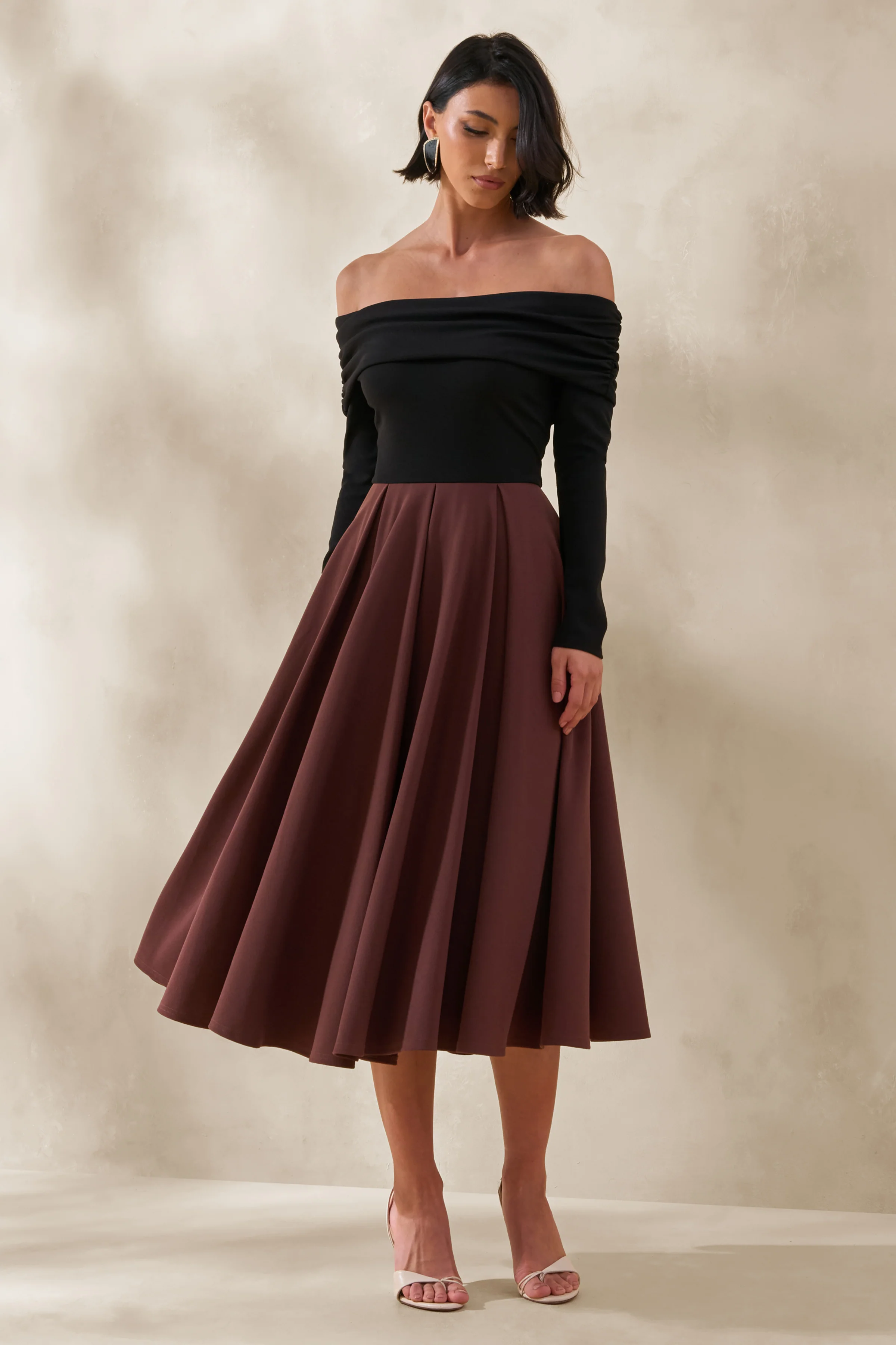 Frederica | Robe mi-longue noire et marron à encolure bardot - Image 4