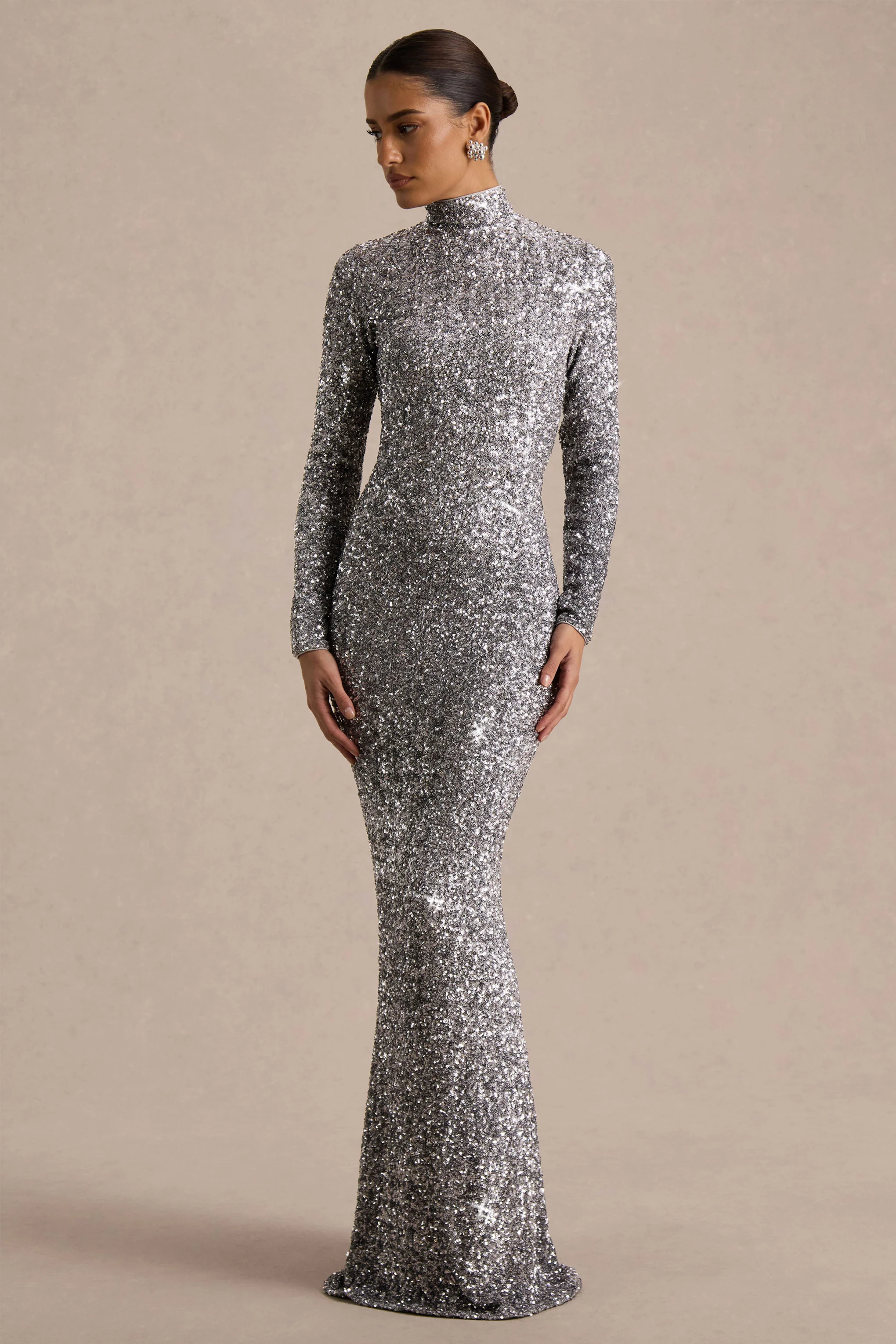 Galaxy | Robe longue en sequins argentés à col roulé et manches longues