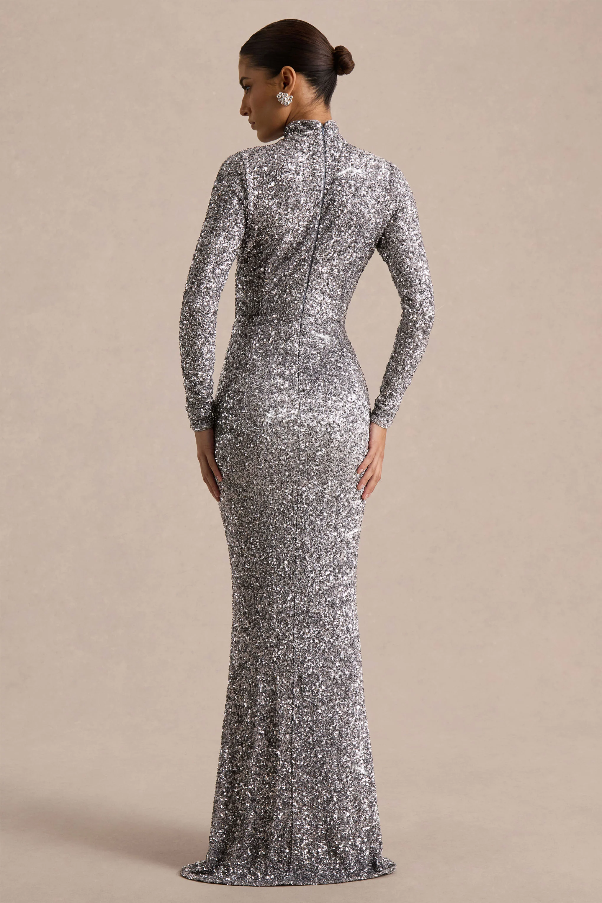 Galaxy | Robe longue en sequins argentés à col roulé et manches longues - Image 2