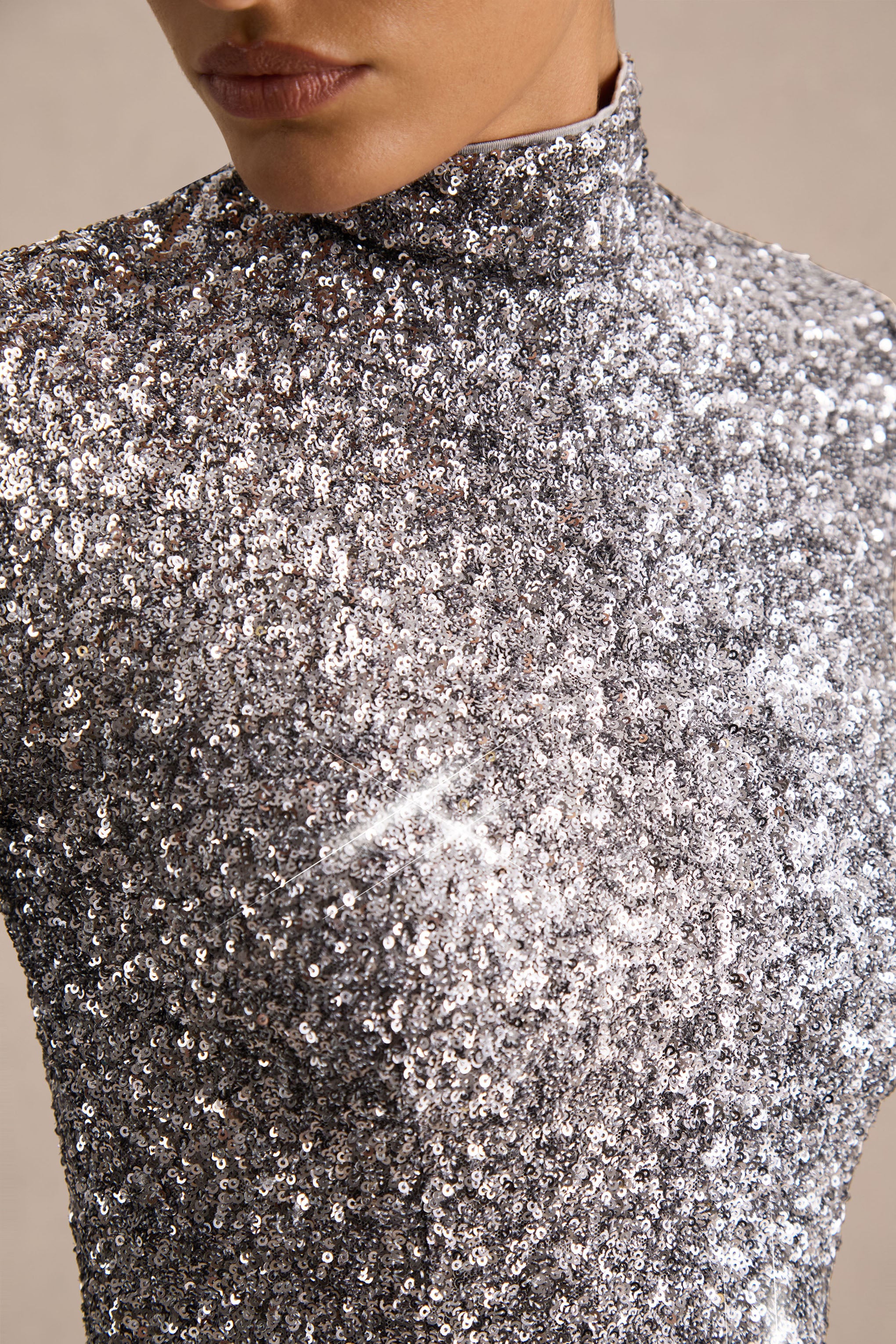 Galaxy | Robe longue en sequins argentés à col roulé et manches longues - Image 6