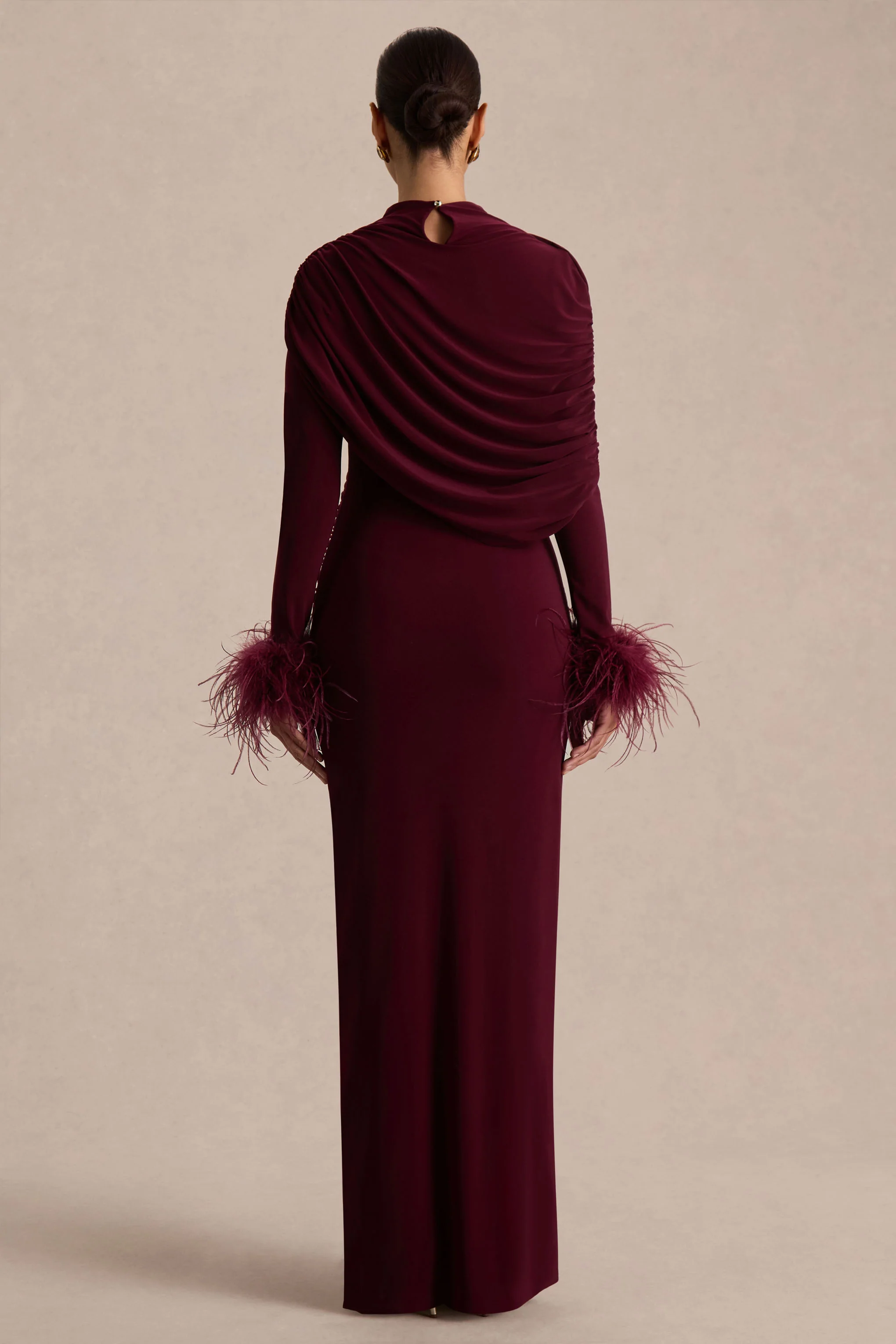 Gatsby | Robe longue bordeaux à col montant avec poignets ornés de plumes - Image 2