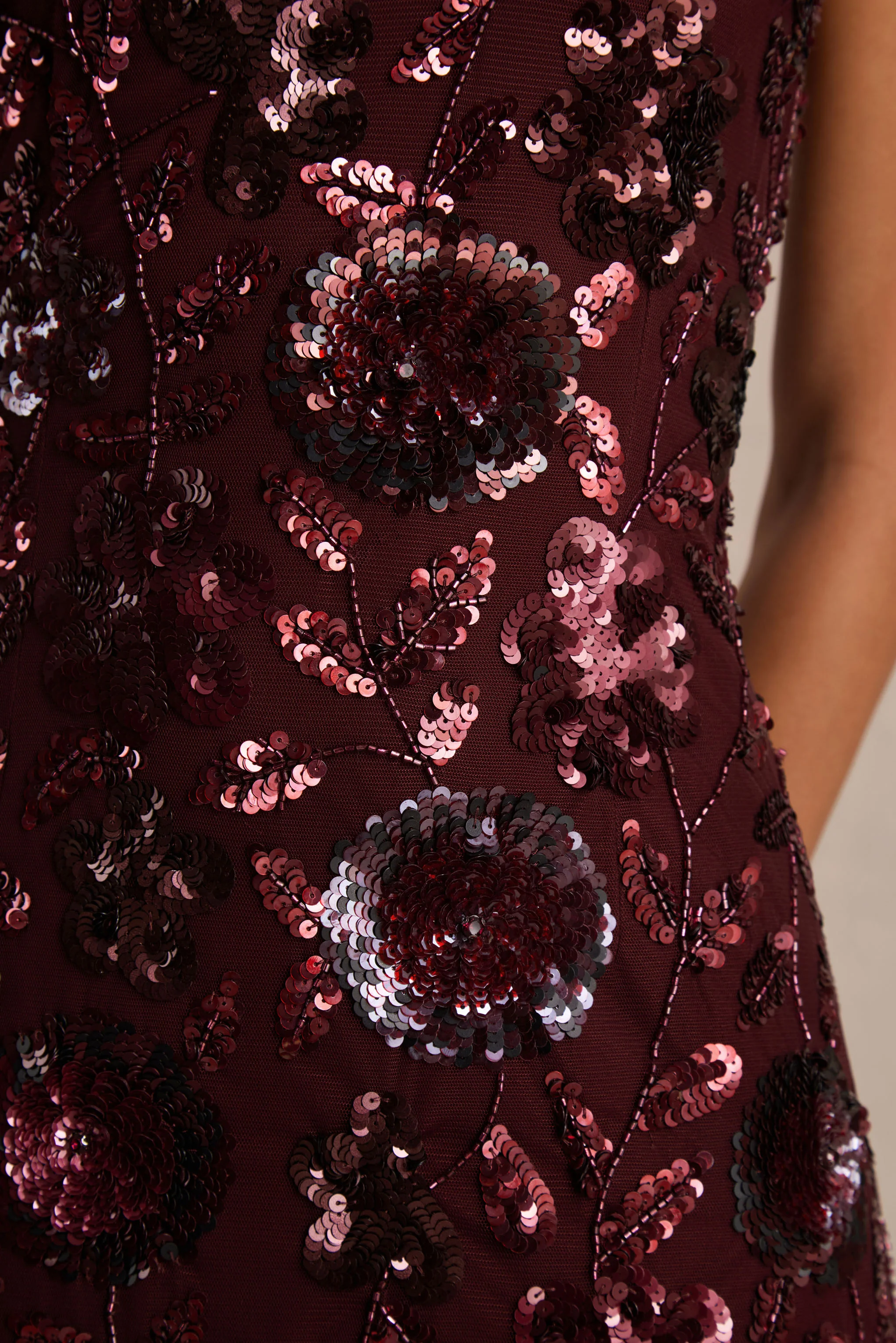 Gemini | Robe longue à bretelles ornée de sequins et motif floral bordeaux - Image 6