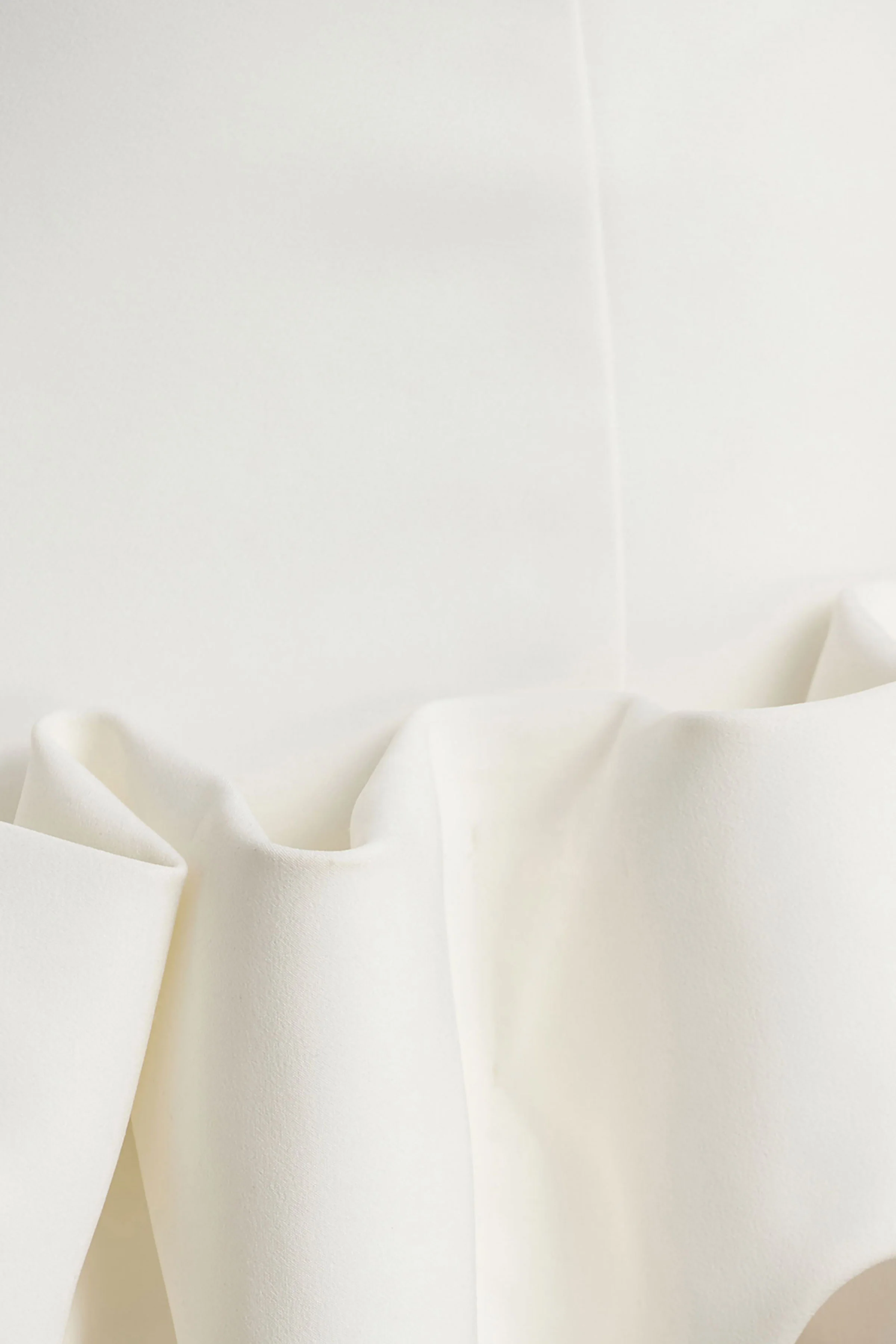 Geneve | Mini-robe blanche à encolure américaine avec ourlet volanté - Image 6