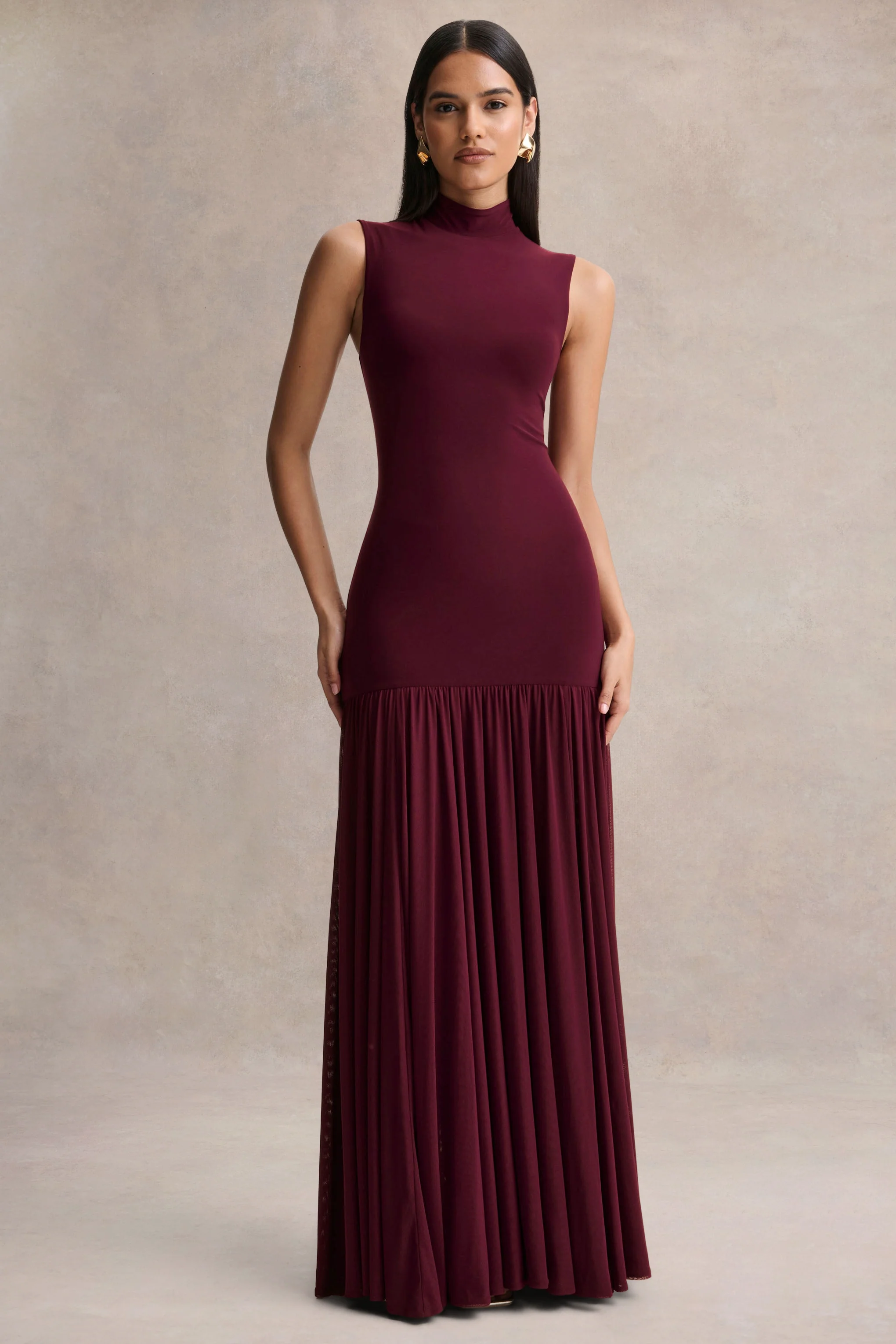 Gigi | Robe longue bordeaux à col montant avec taille basse et jupe transparente