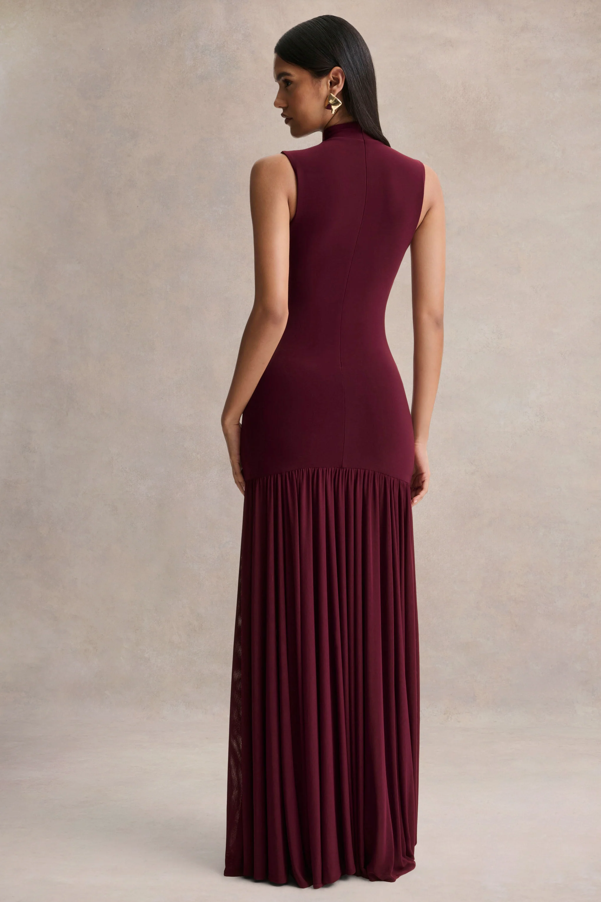 Gigi | Robe longue bordeaux à col montant avec taille basse et jupe transparente - Image 2
