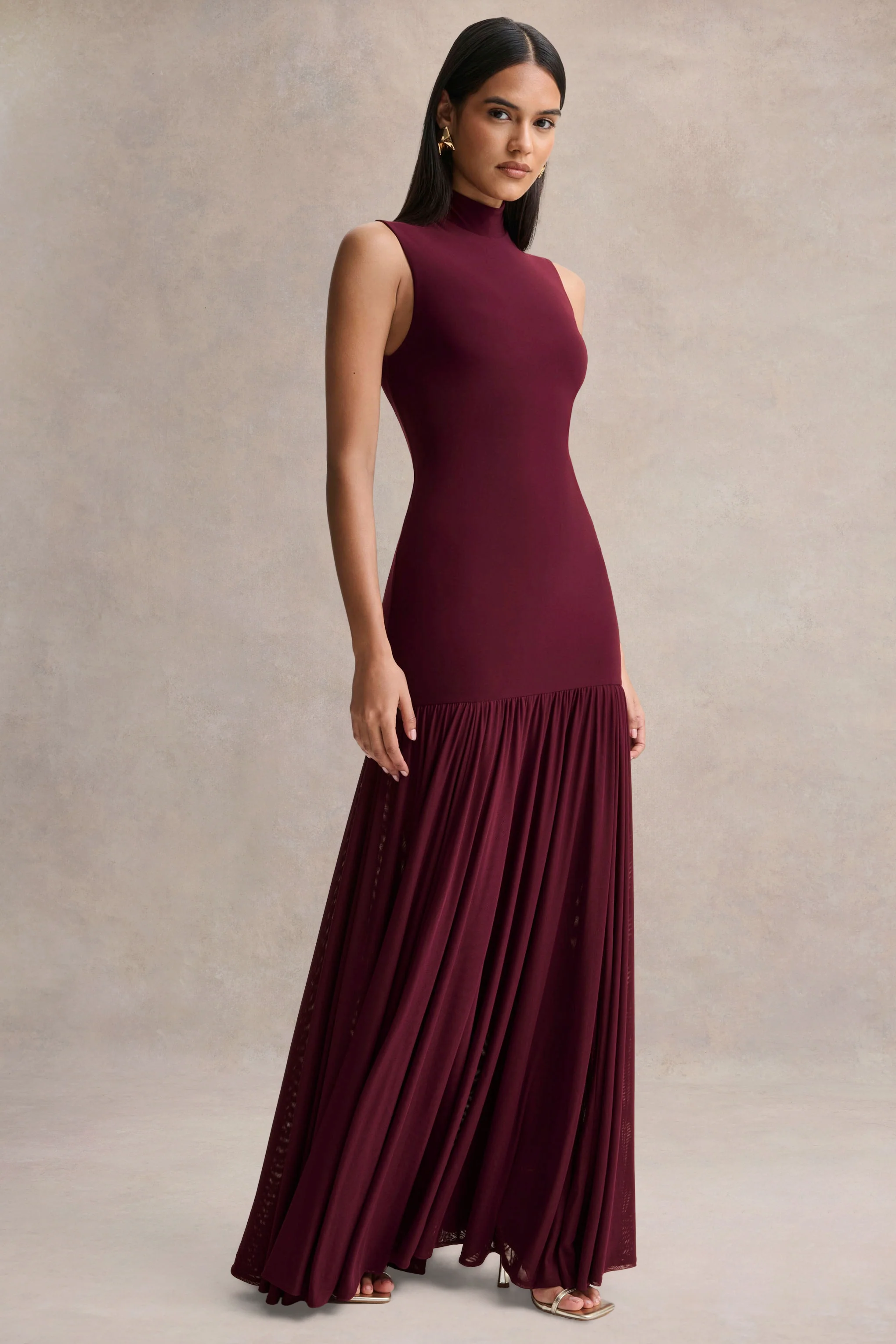 Gigi | Robe longue bordeaux à col montant avec taille basse et jupe transparente - Image 3