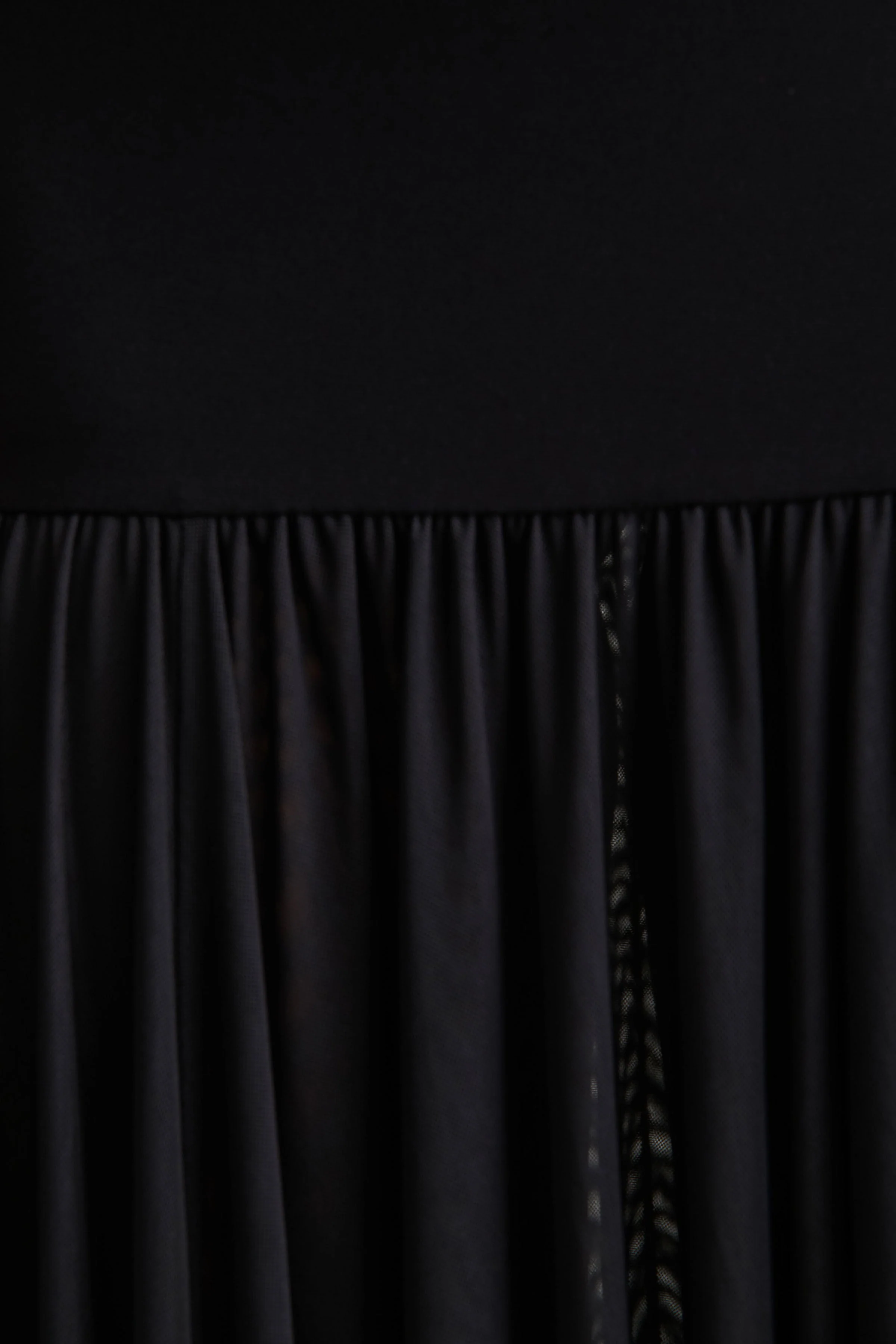 Gigi | Robe longue noire à col montant avec taille basse et jupe transparente - Image 6