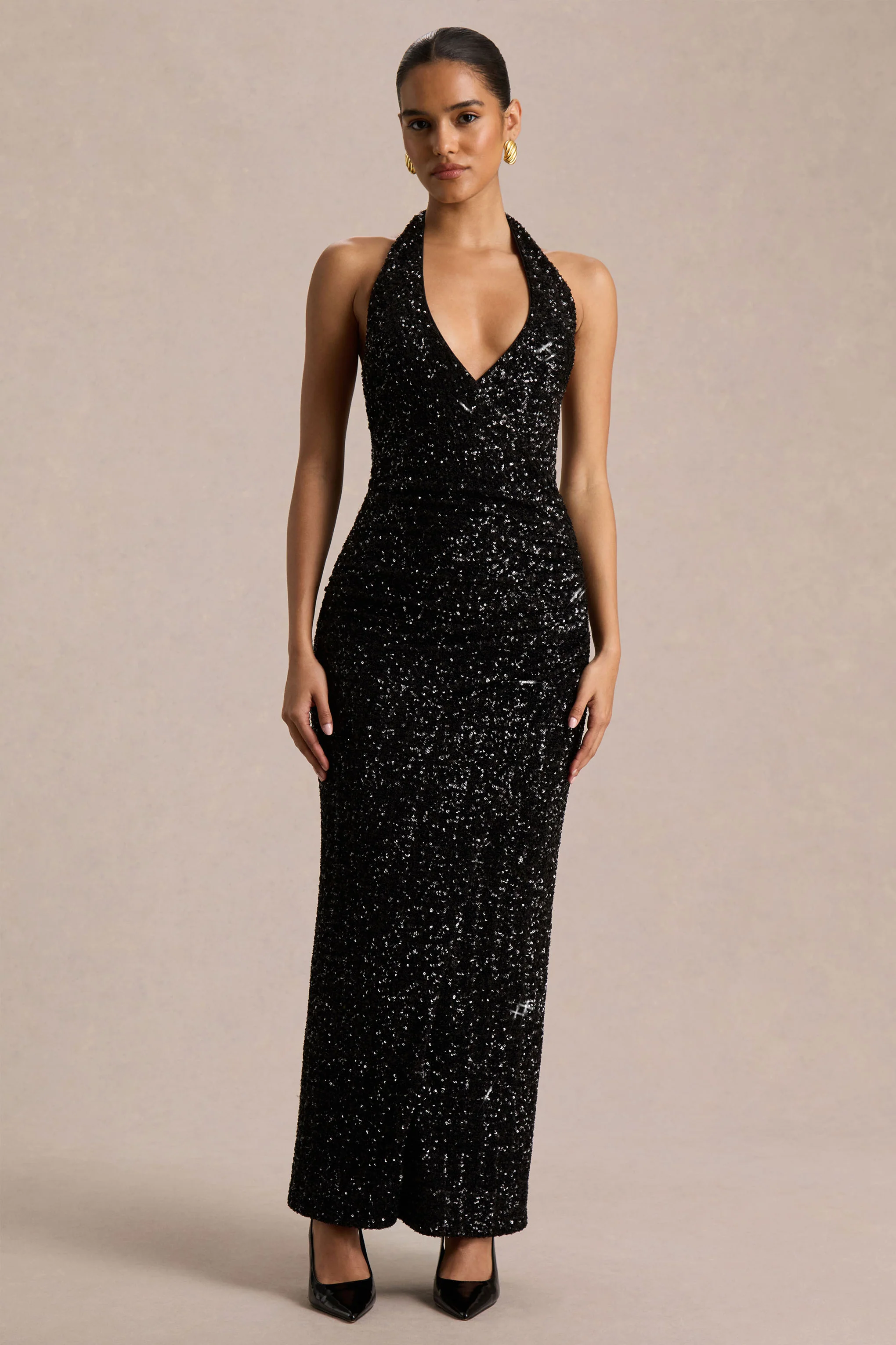 Gio | Robe longue portefeuille en sequins noire à décolleté plongeant et détails froncés