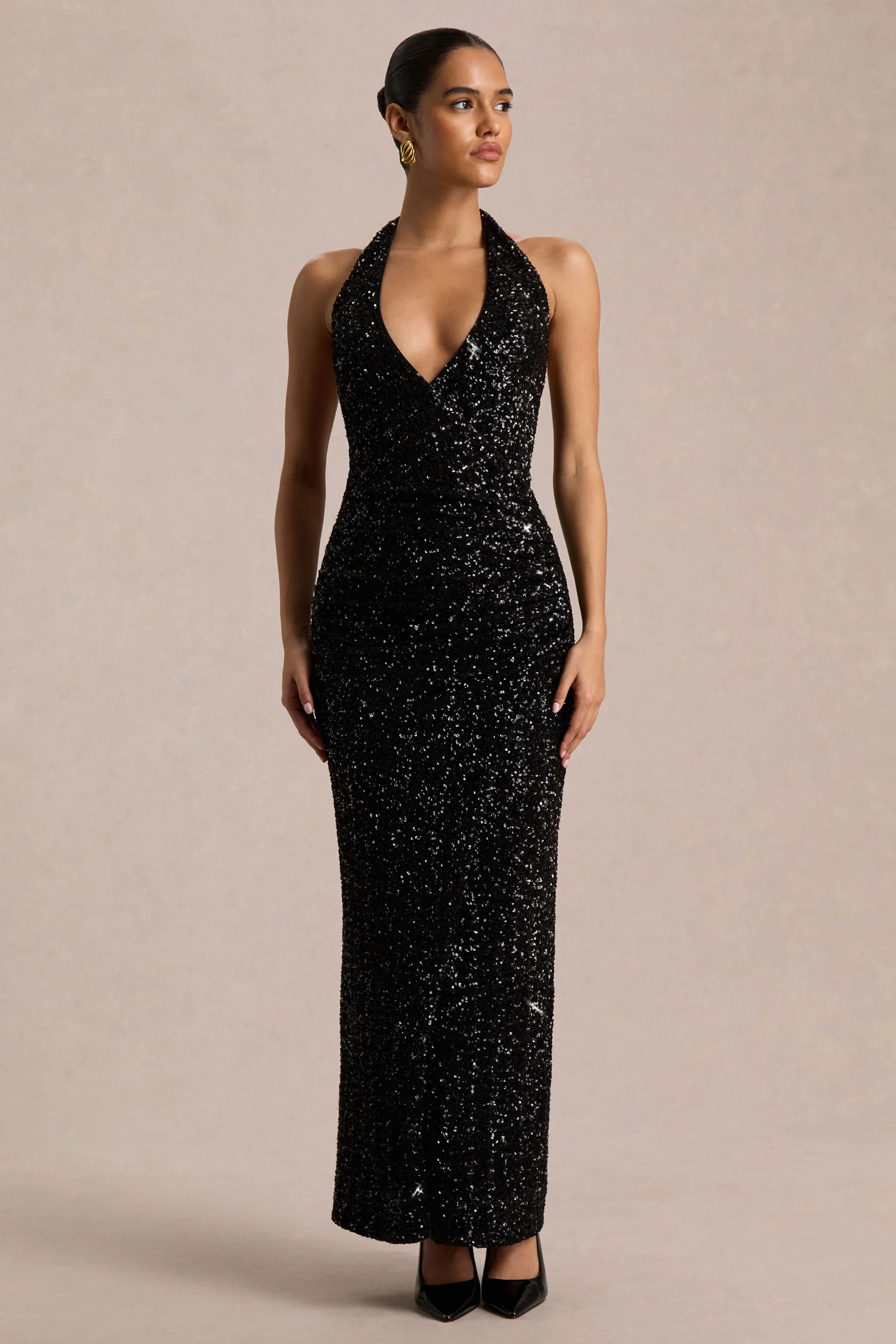 Gio | Robe longue portefeuille en sequins noire à décolleté plongeant et détails froncés - Image 5