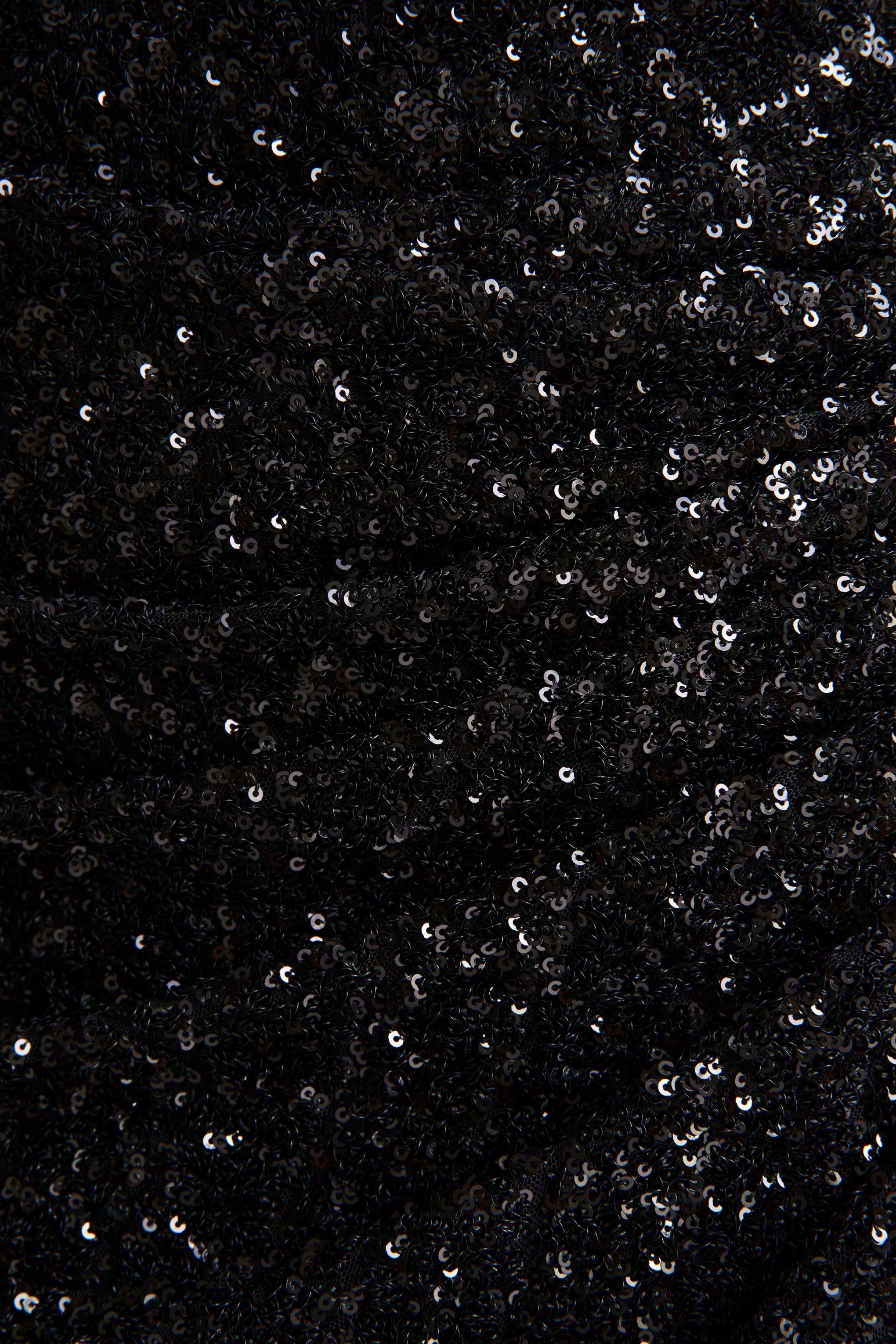Gio | Robe longue portefeuille en sequins noire à décolleté plongeant et détails froncés - Image 6