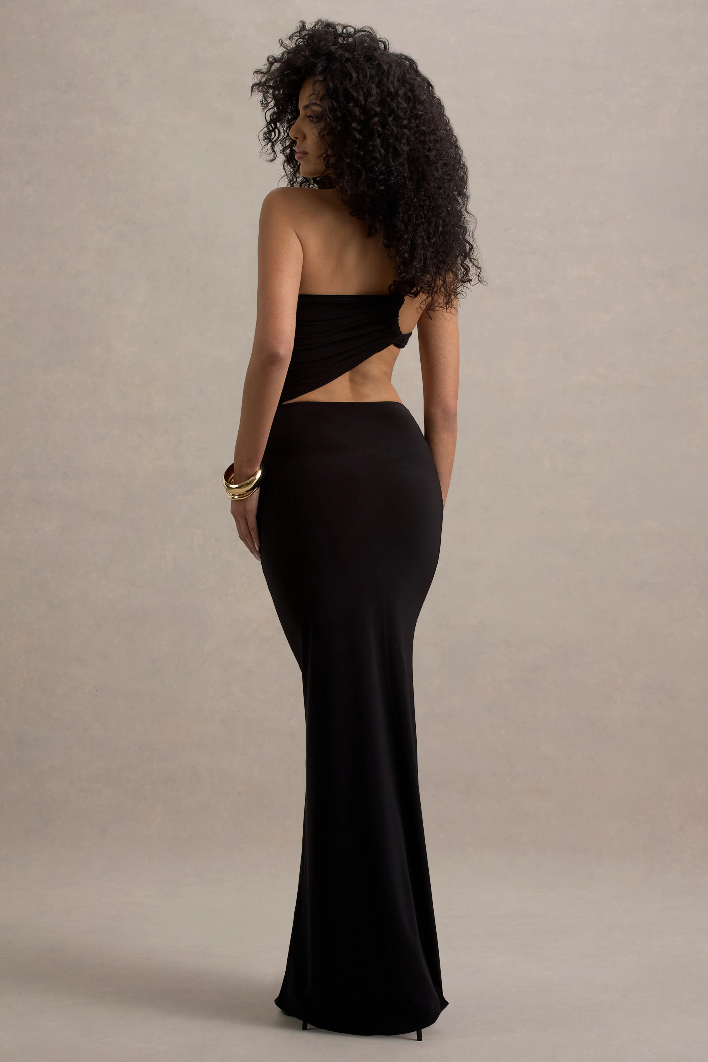 Giovanna | Robe longue asymétrique noire à jupe portefeuille - Image 2