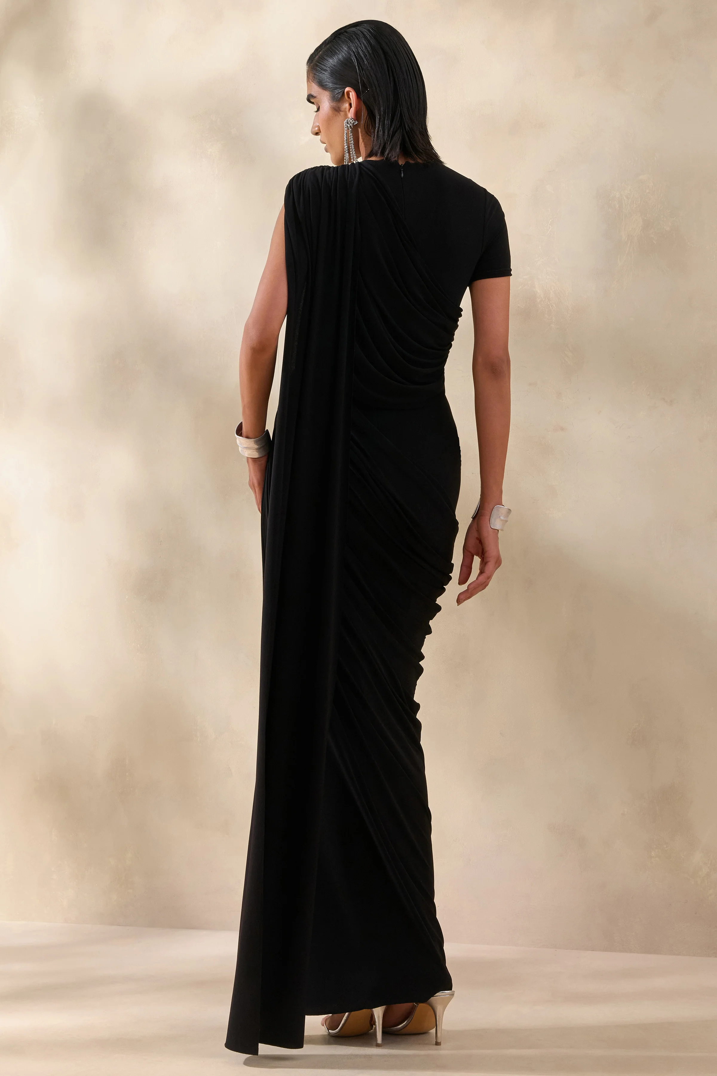 Gisara | Robe longue noire à encolure haute avec écharpe et drapés froncés - Image 2