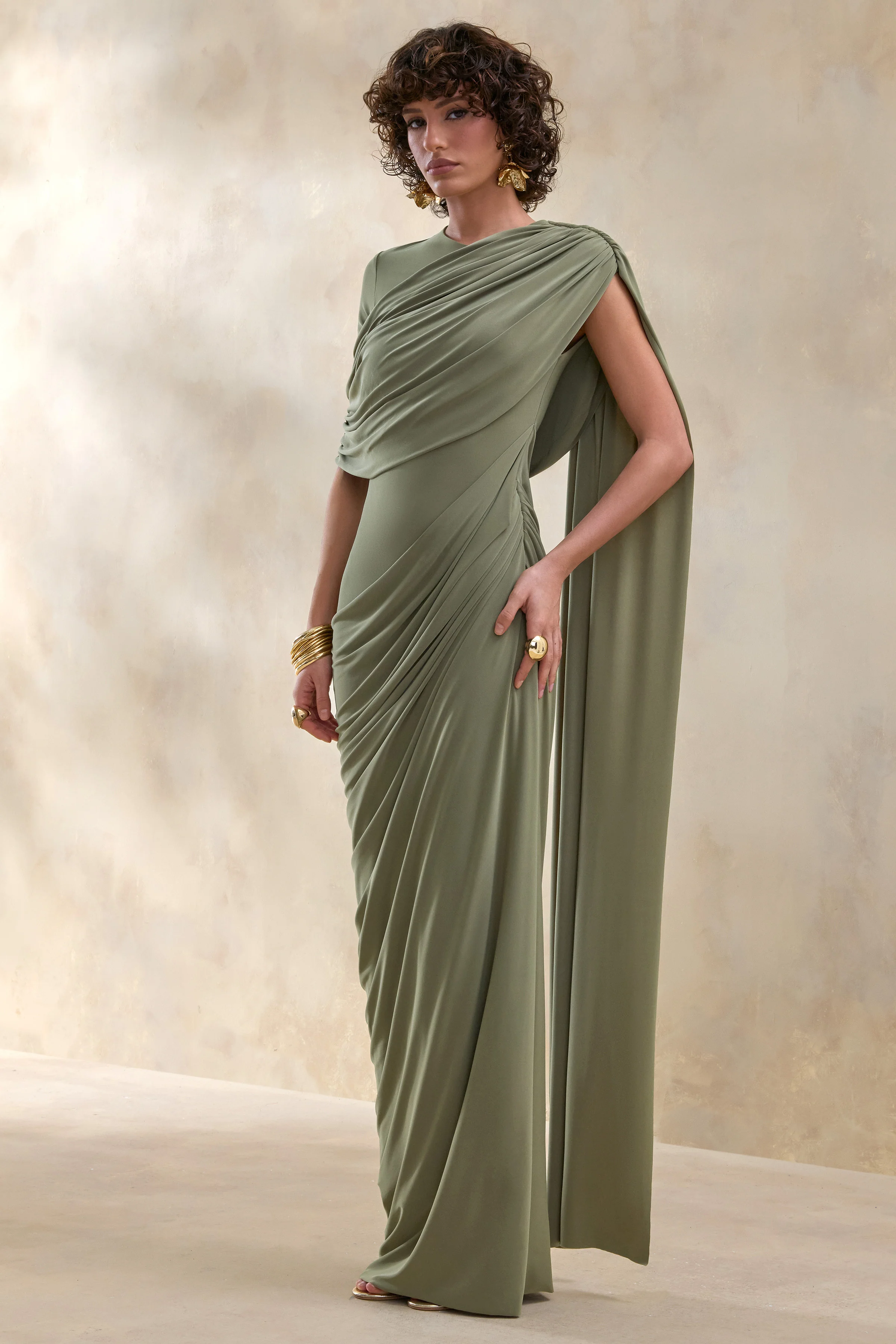 Gisara | Robe longue olive à encolure haute avec ceinture fluide et détails drapés