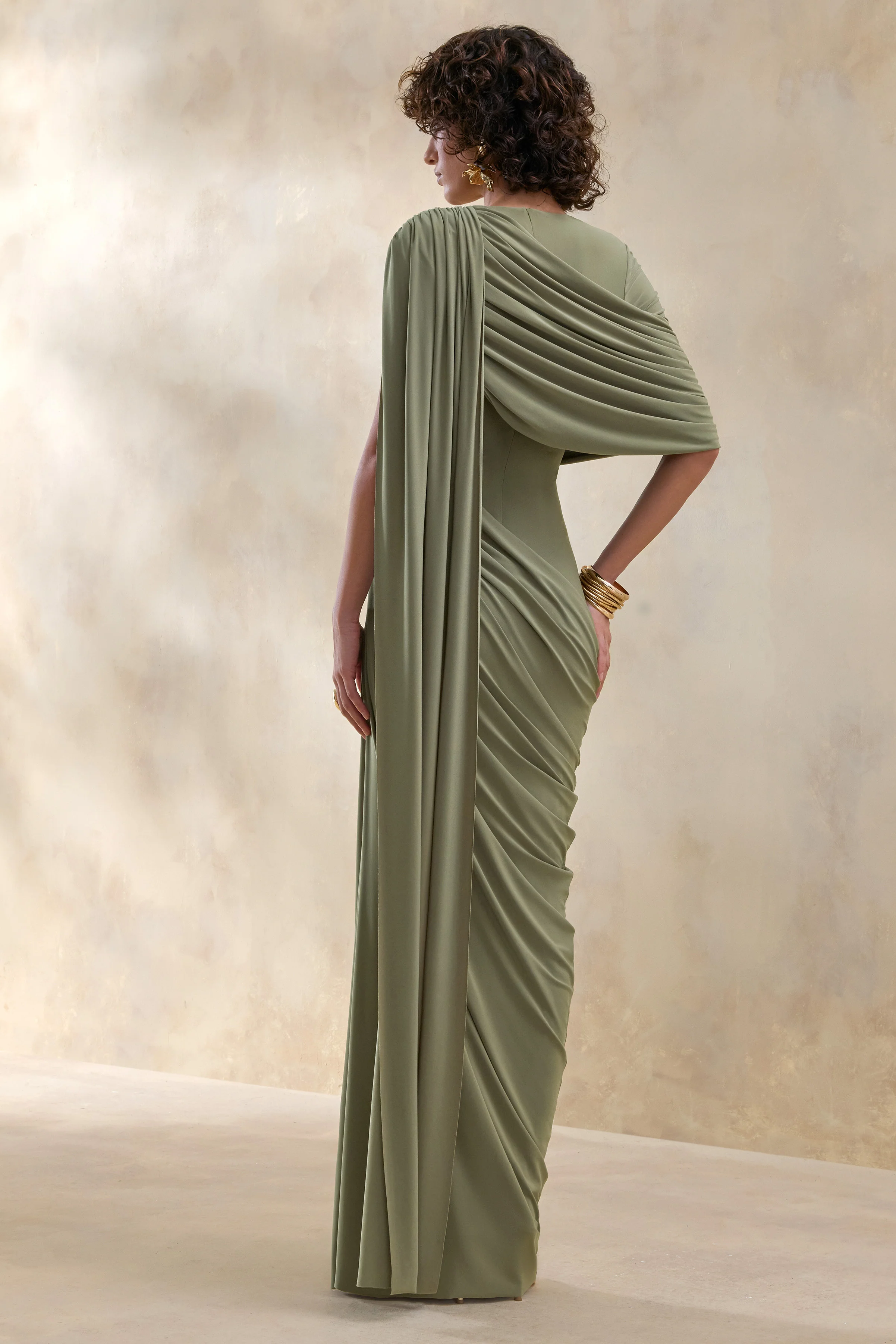 Gisara | Robe longue olive à encolure haute avec ceinture fluide et détails drapés - Image 2