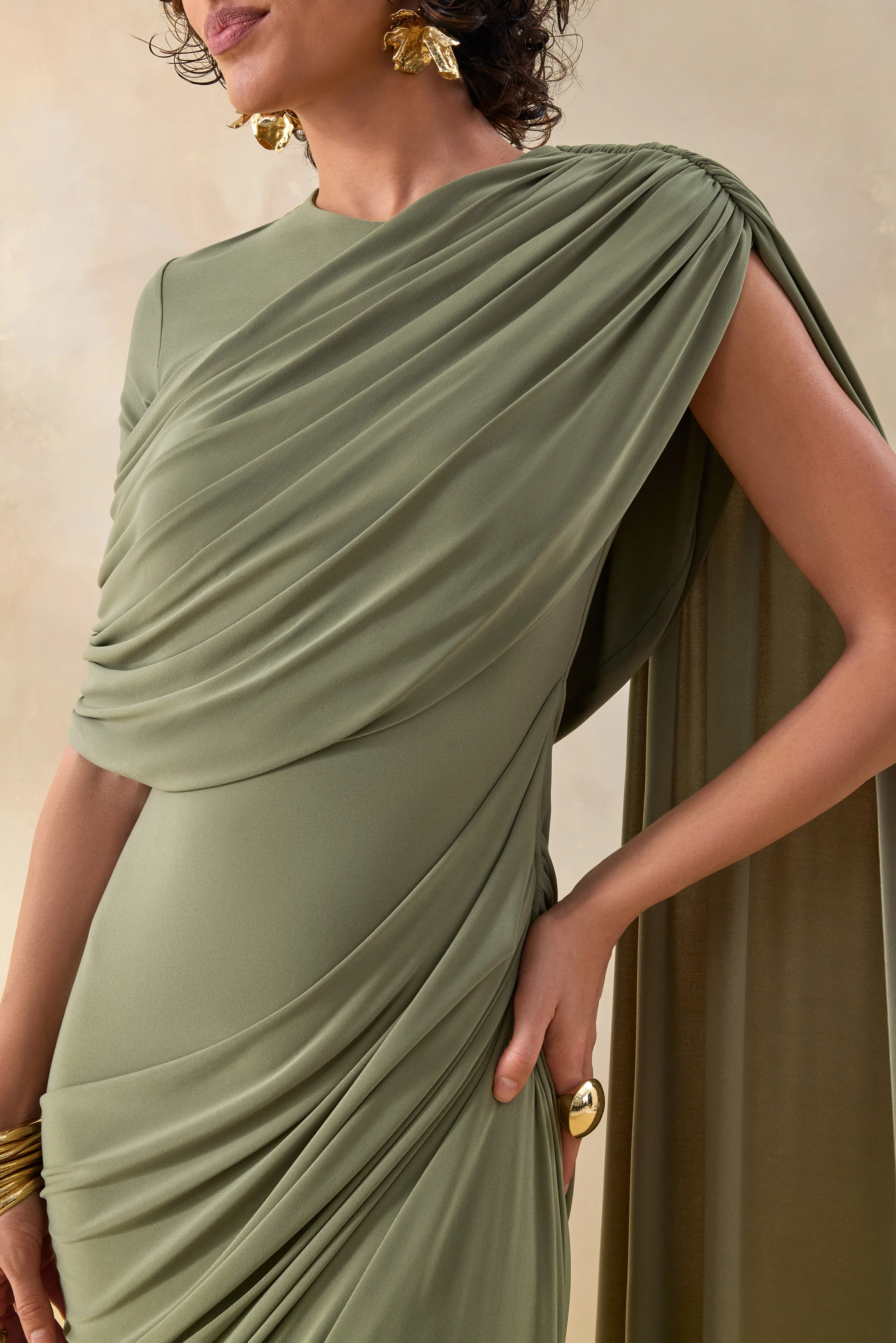 Gisara | Robe longue olive à encolure haute avec ceinture fluide et détails drapés - Image 3