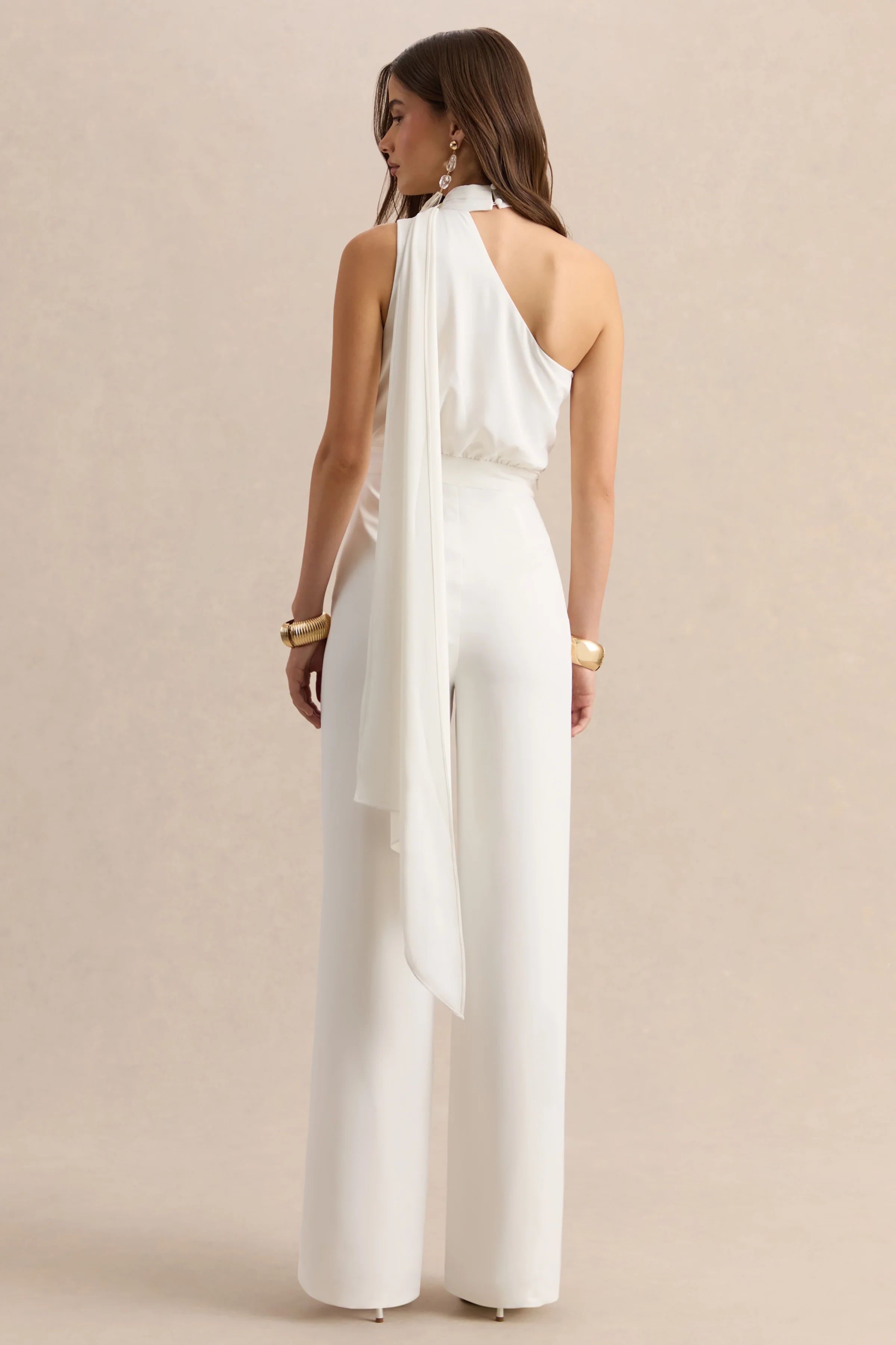 Gliselle | Combinaison blanche à encolure asymétrique avec cape - Image 2