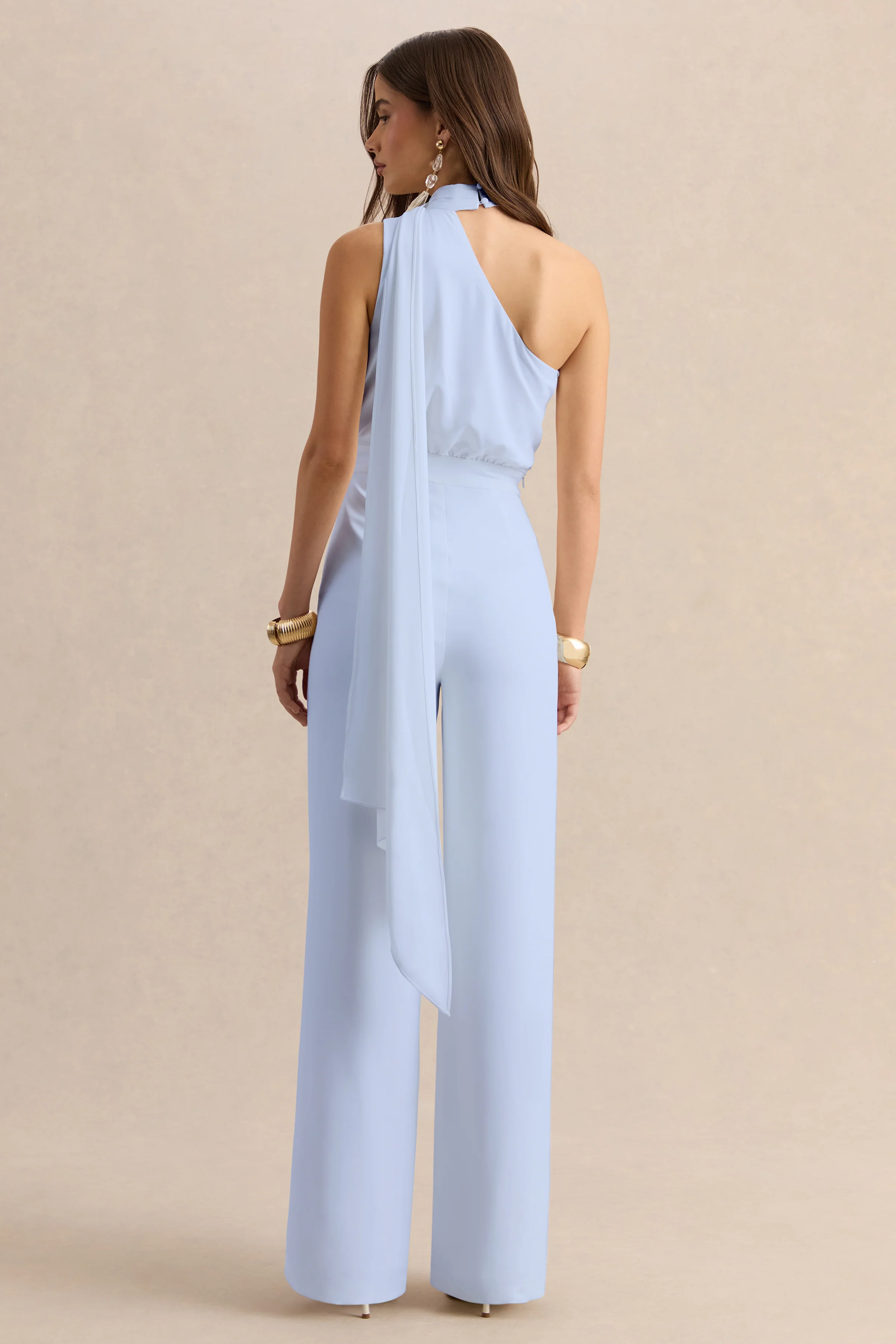 Gliselle | Combinaison bleu poudré à encolure asymétrique avec détail écharpe - Image 2