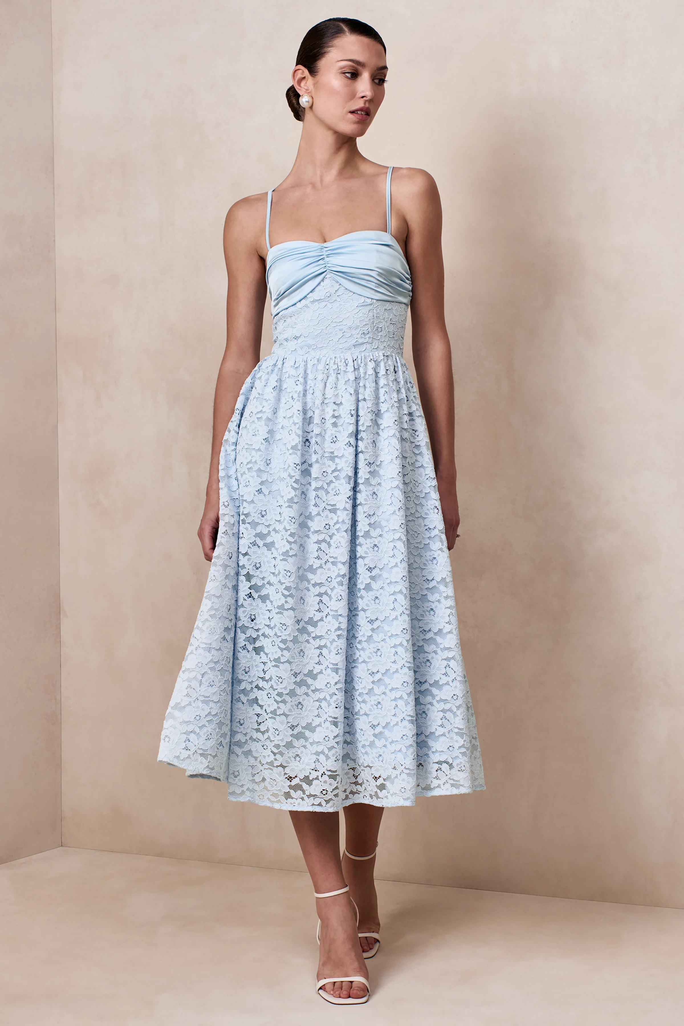 Gloriana | Robe mi-longue en dentelle bleu poudré à décolleté cœur