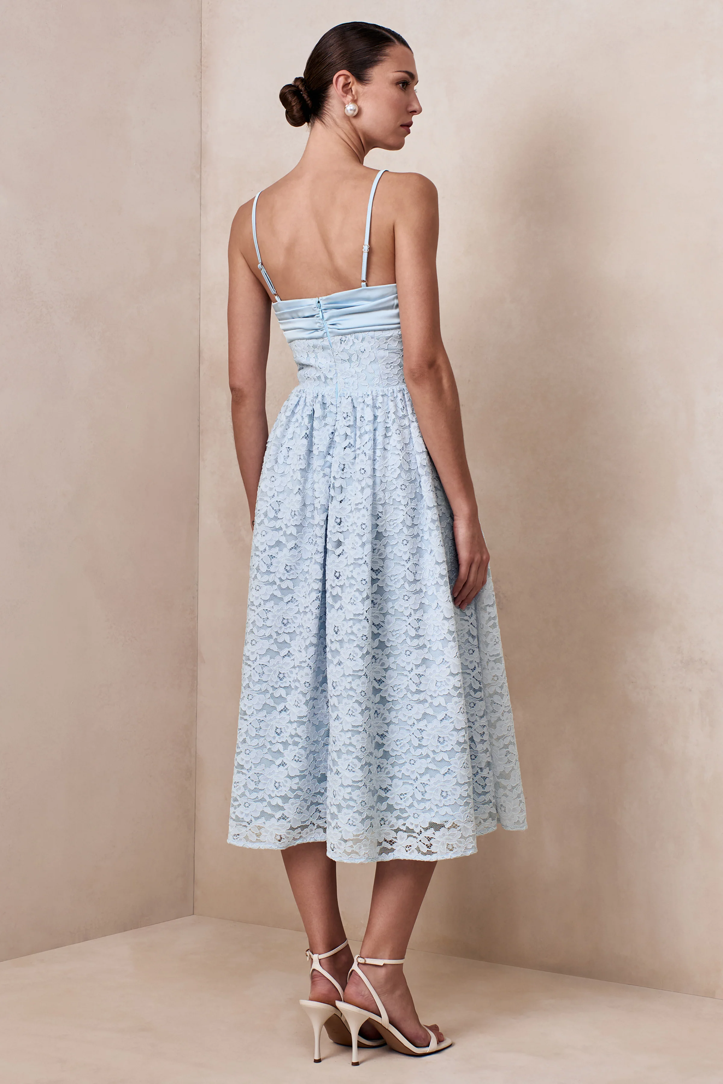 Gloriana | Robe mi-longue en dentelle bleu poudré à décolleté cœur - Image 2