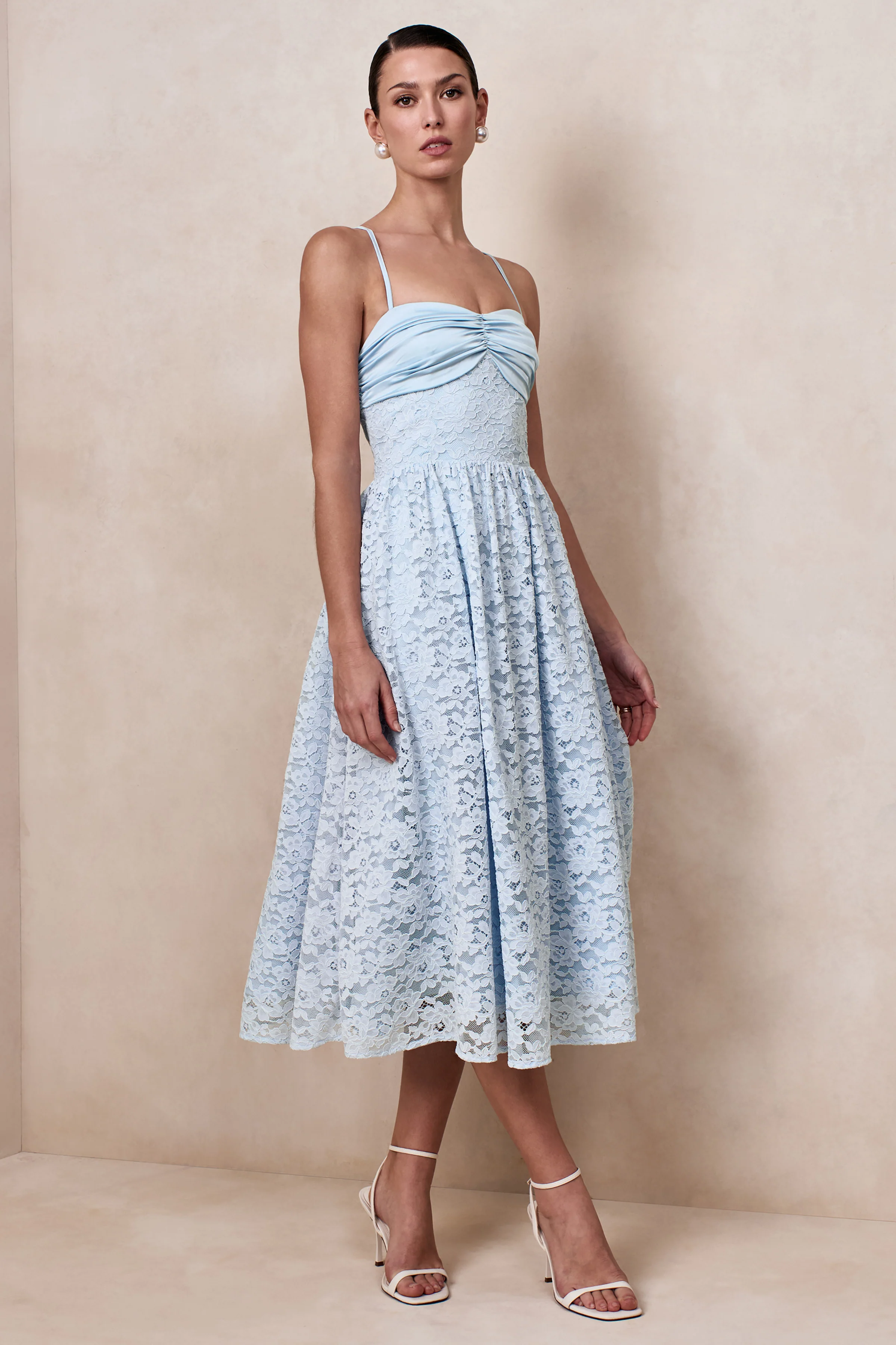 Gloriana | Robe mi-longue en dentelle bleu poudré à décolleté cœur - Image 4