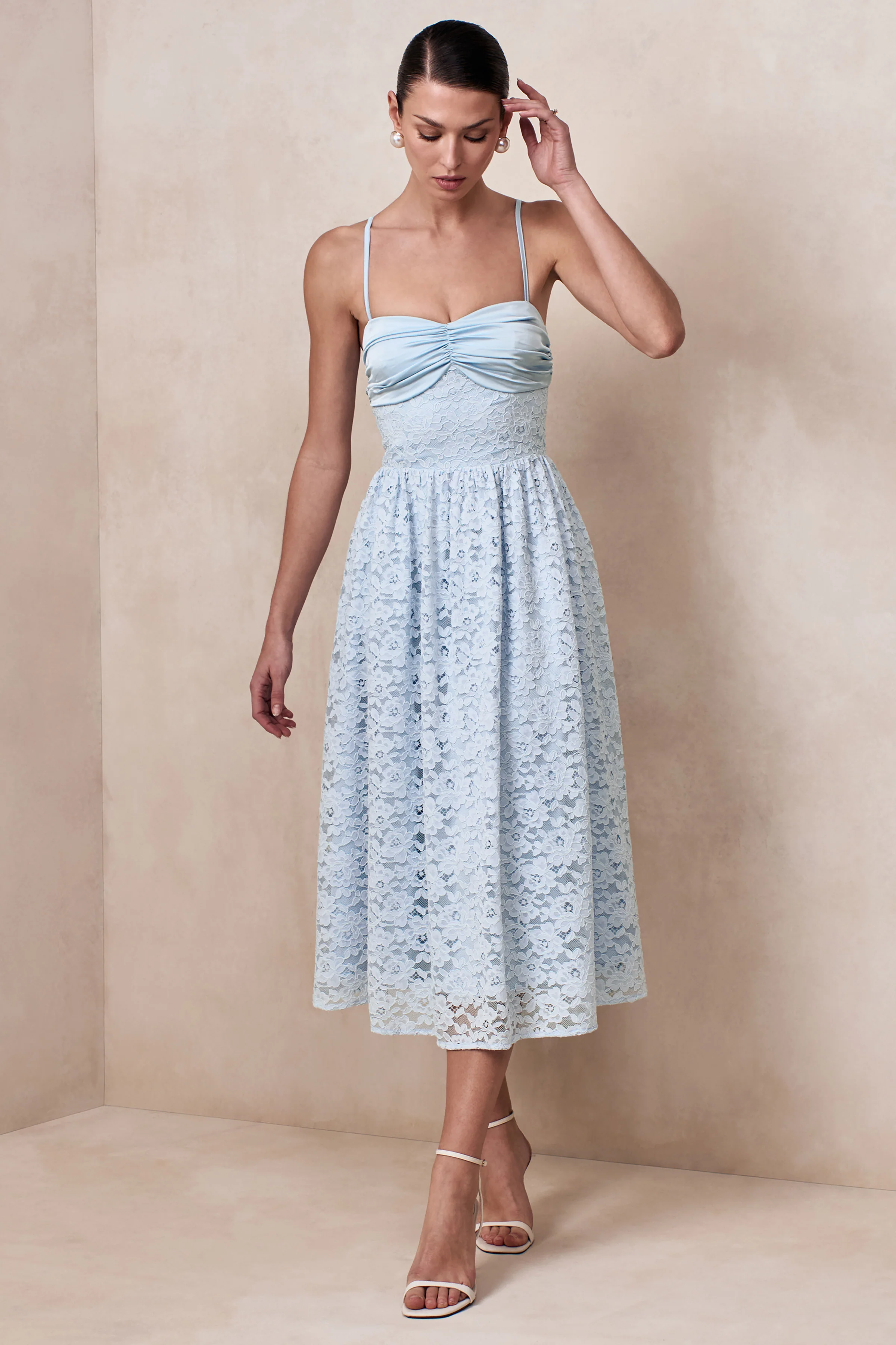 Gloriana | Robe mi-longue en dentelle bleu poudré à décolleté cœur - Image 5
