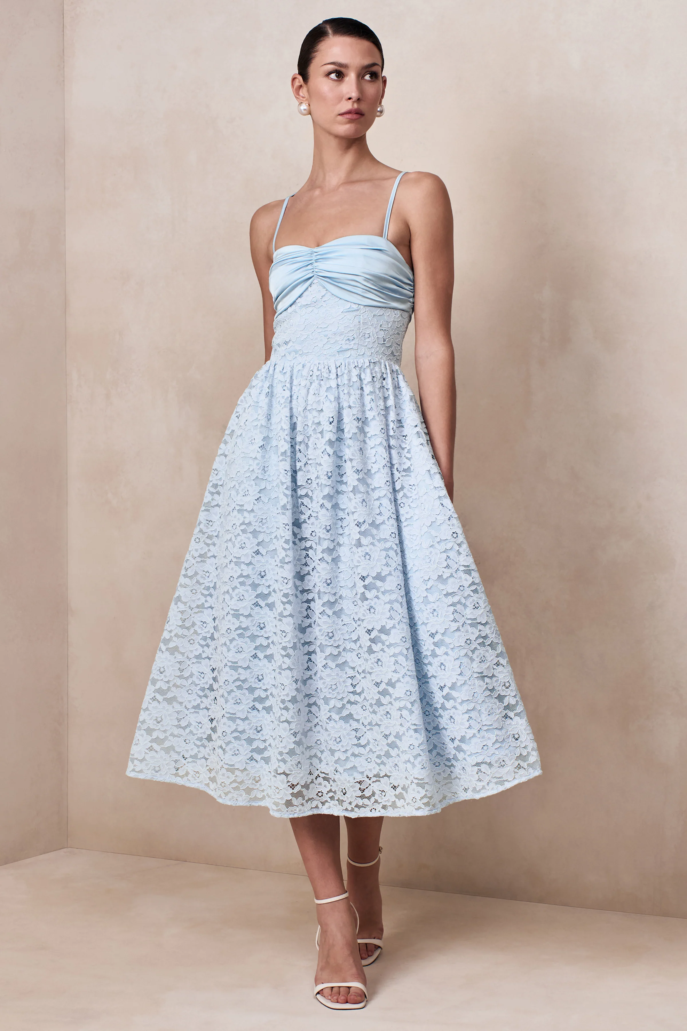 Gloriana | Robe mi-longue en dentelle bleu poudré à décolleté cœur - Image 6
