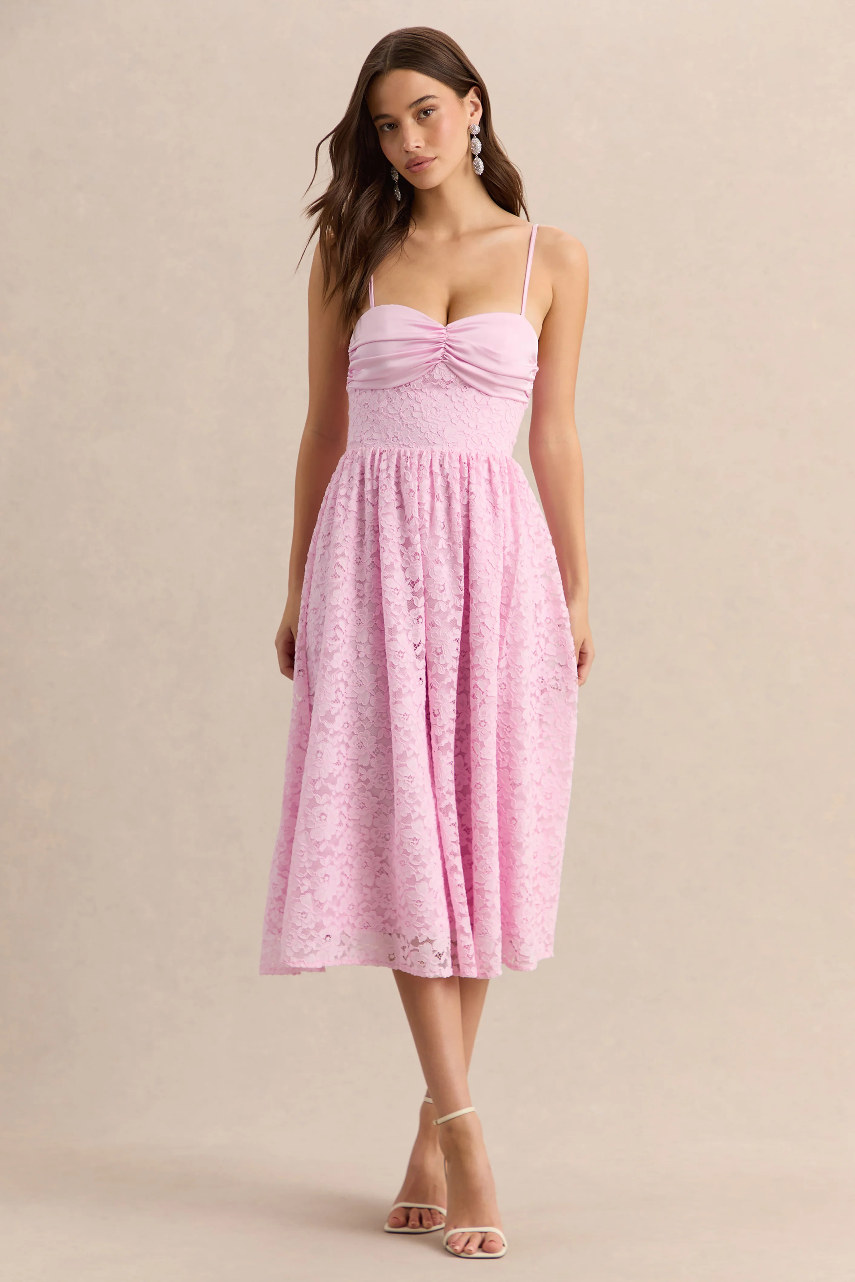 Gloriana | Robe mi-longue en dentelle rose à encolure cœur