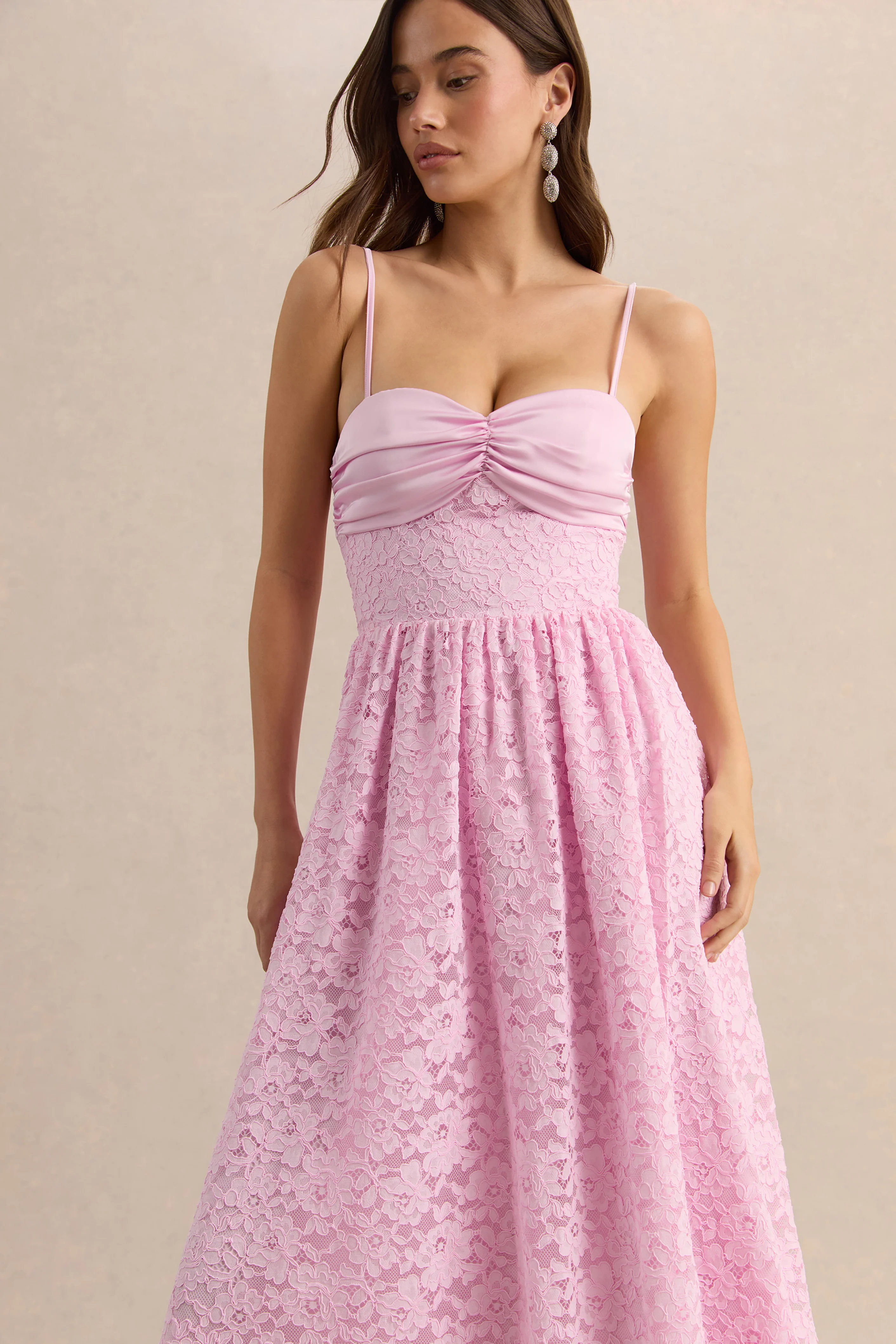 Gloriana | Robe mi-longue en dentelle rose à encolure cœur - Image 3