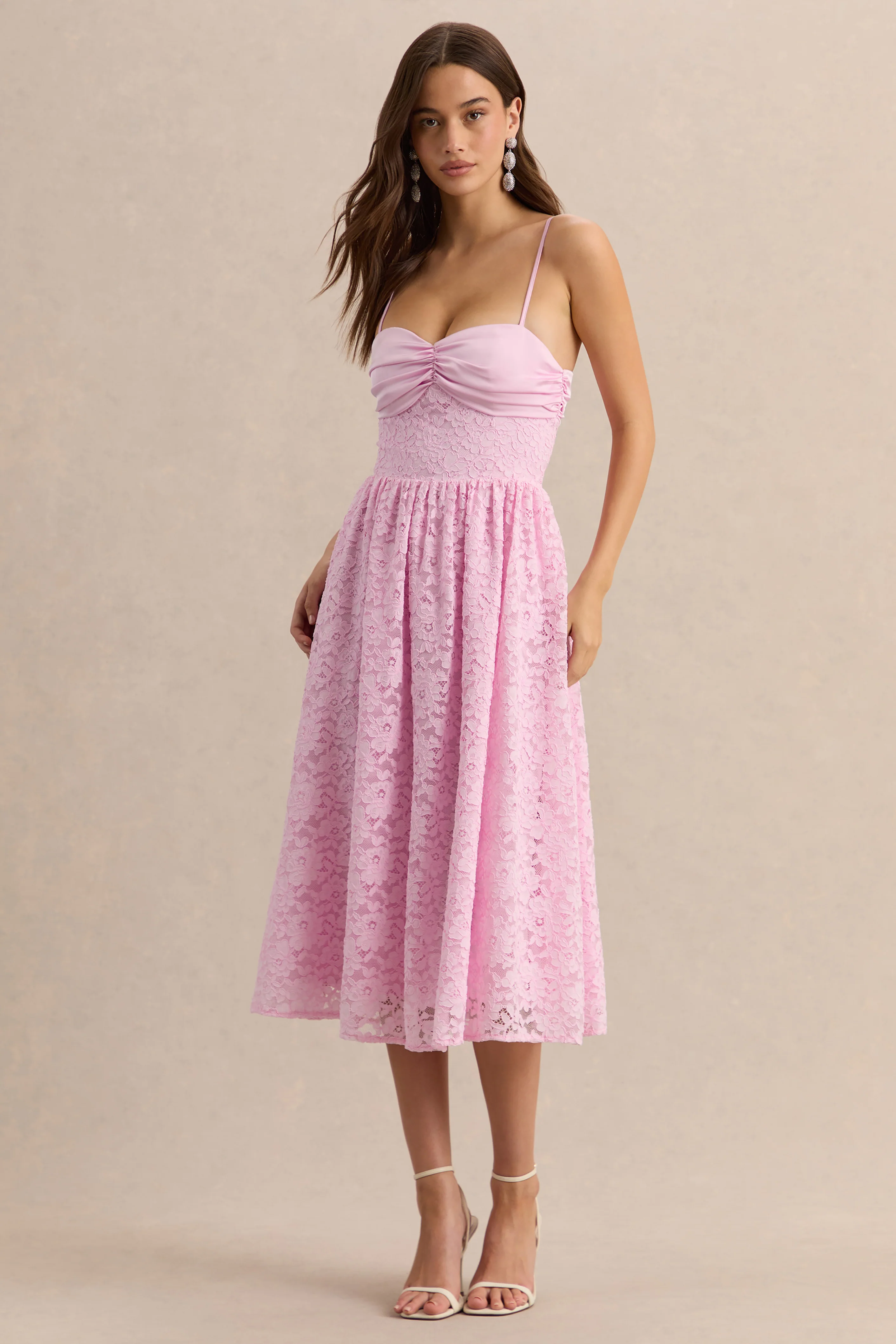 Gloriana | Robe mi-longue en dentelle rose à encolure cœur - Image 4