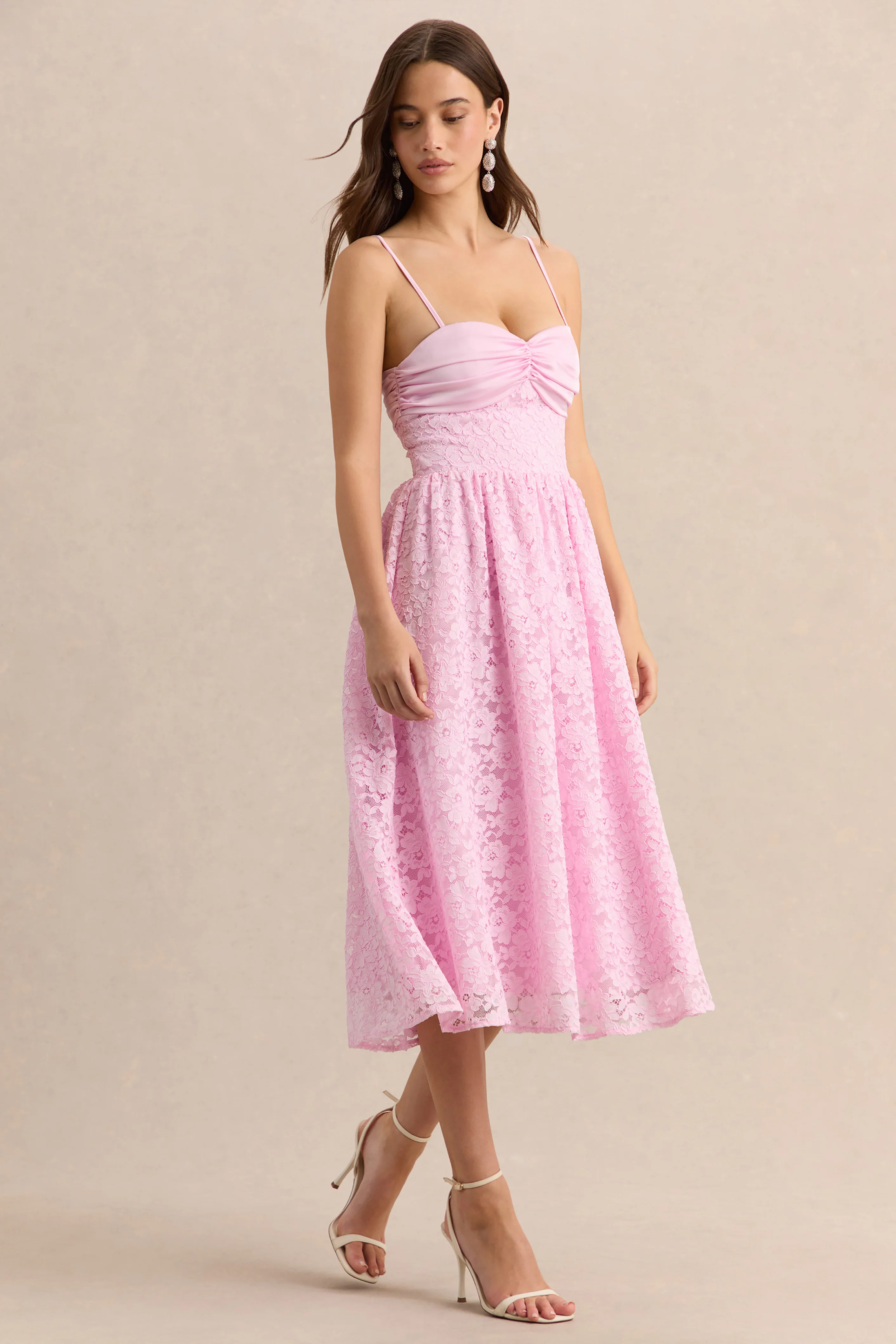 Gloriana | Robe mi-longue en dentelle rose à encolure cœur - Image 5
