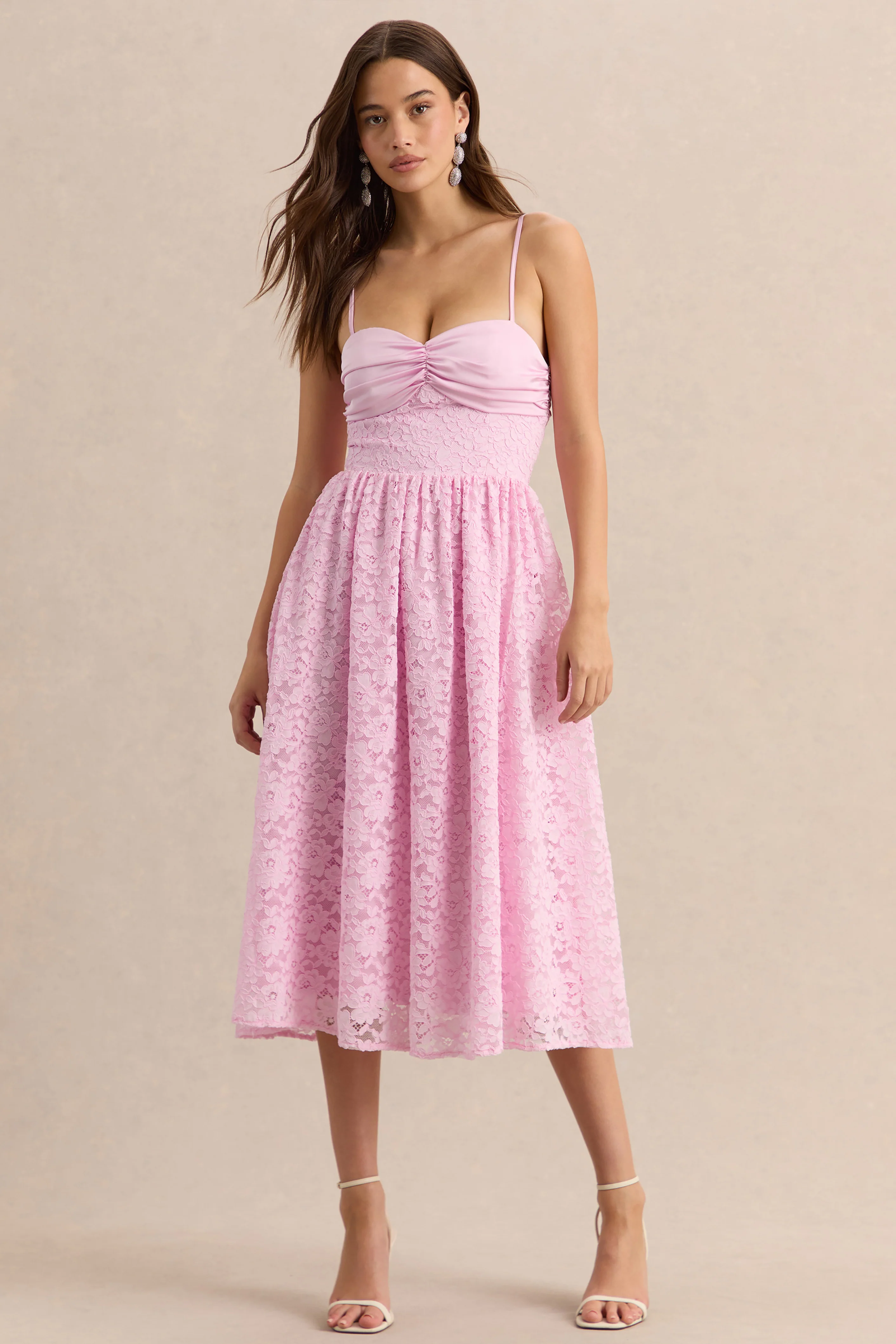 Gloriana | Robe mi-longue en dentelle rose à encolure cœur - Image 6