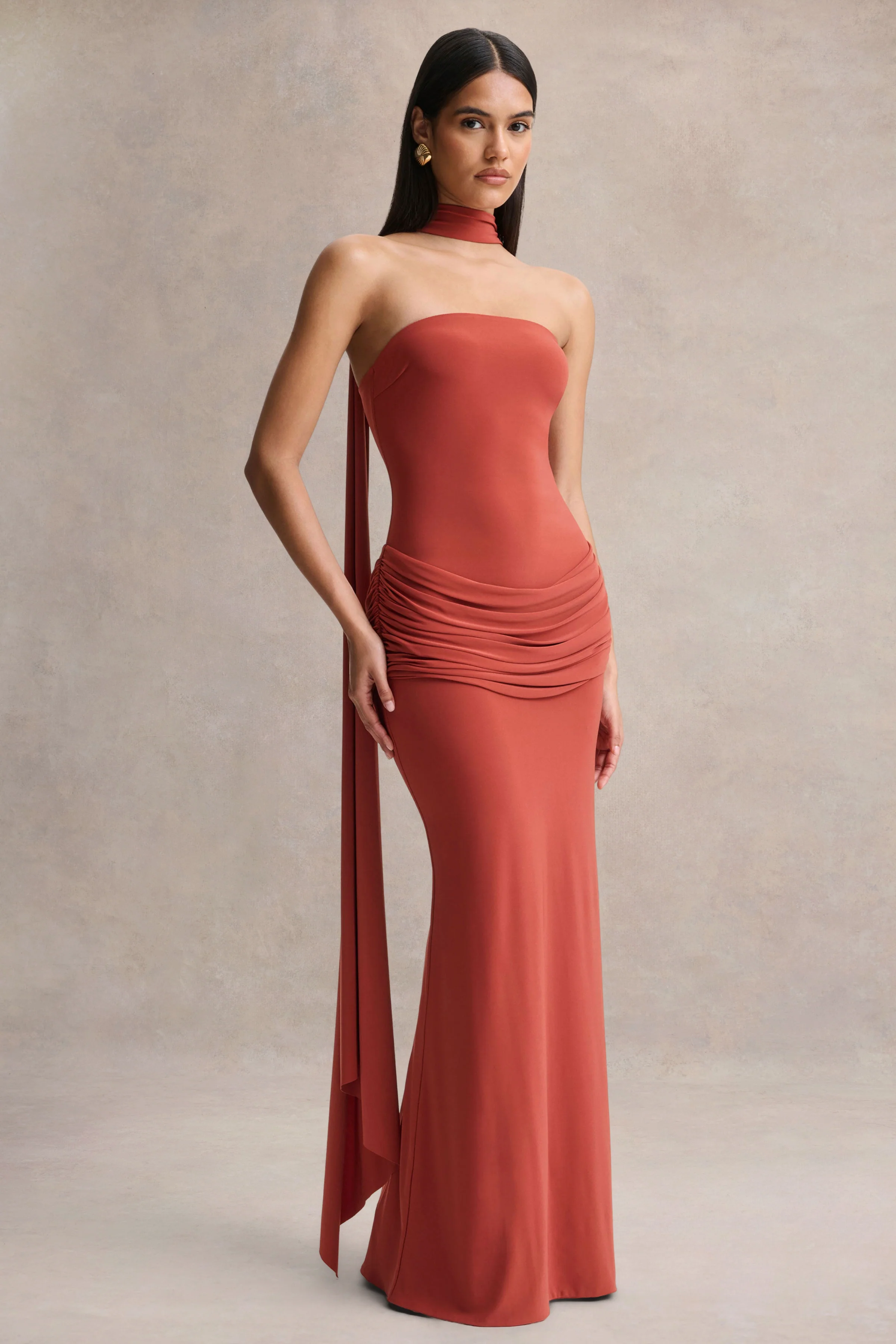 Graciella | Robe longue bandeau rouille avec drapé et foulard - Image 4