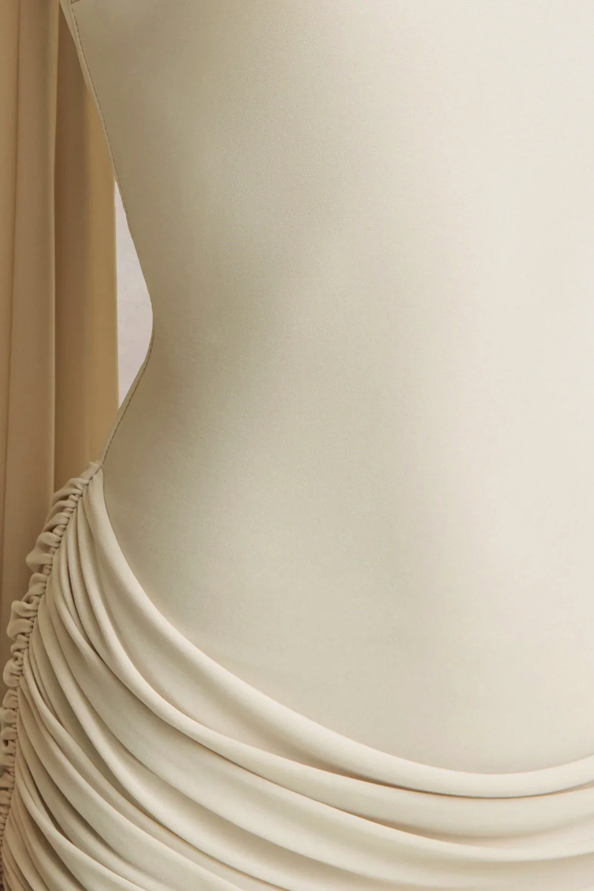 Graciella | Robe longue bandeau Stone avec détails drapés et écharpe - Image 6