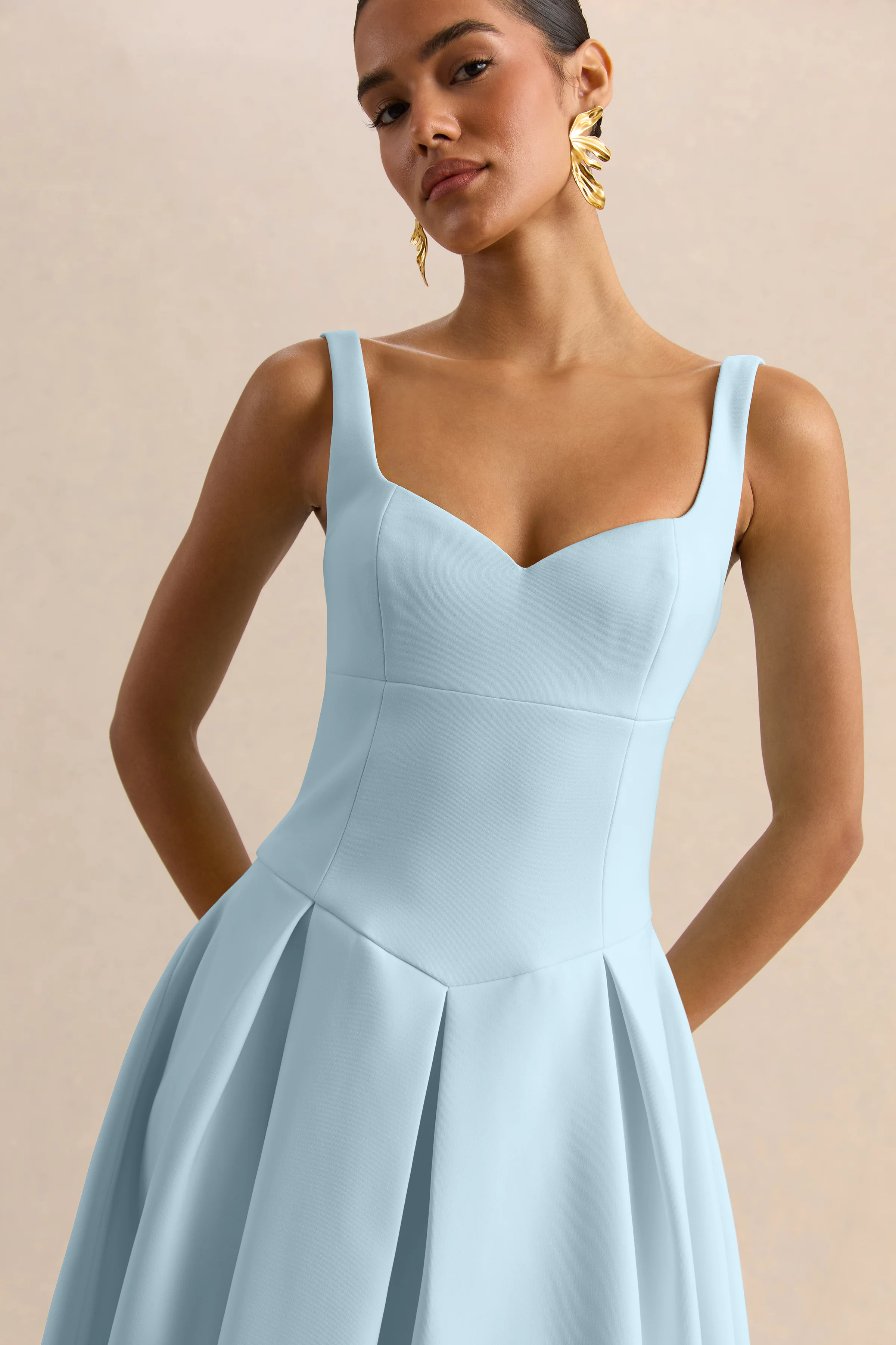 Greta | Robe mi-longue bleu poudré à décolleté cœur - Image 6