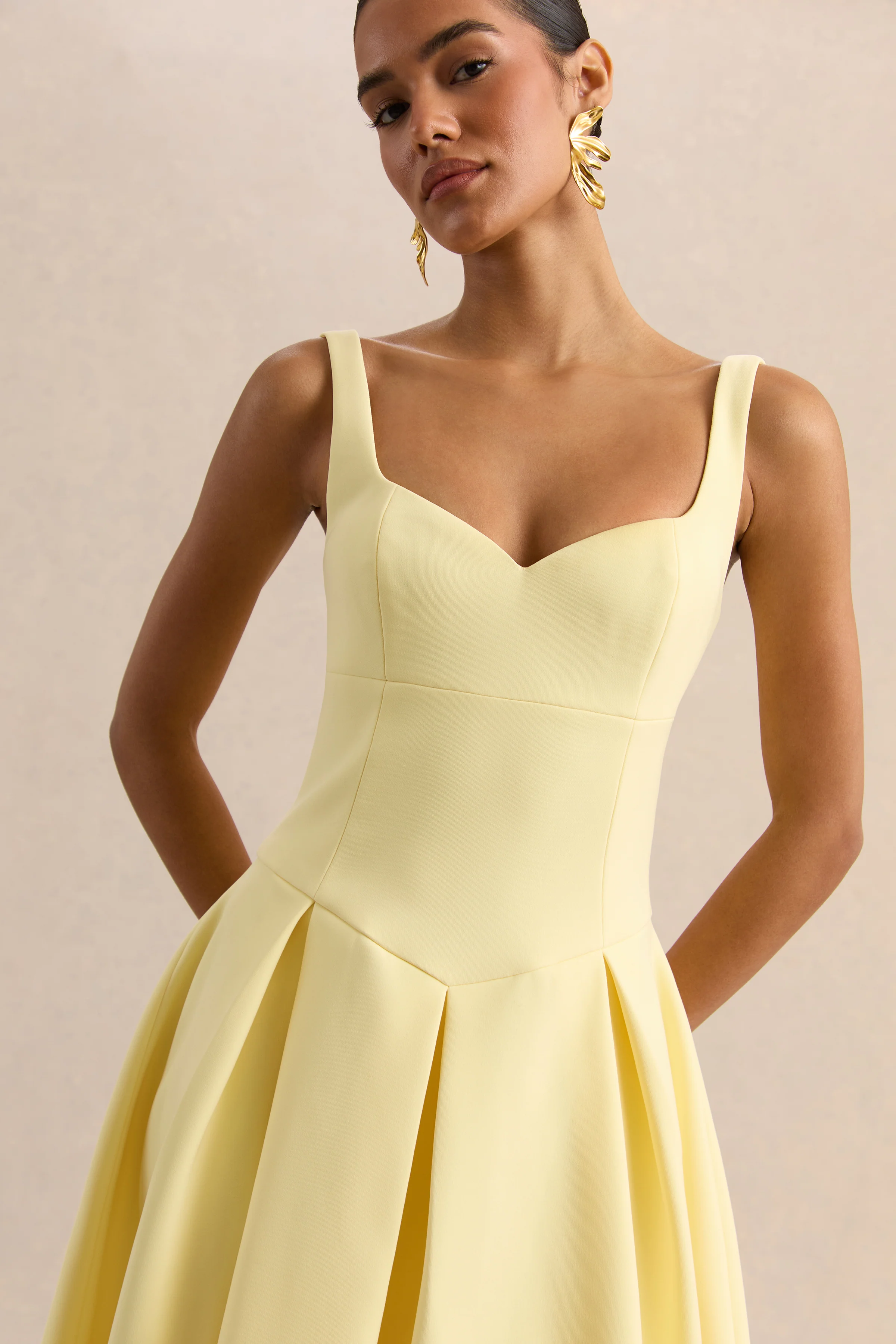 Greta | Robe mi-longue citron à décolleté cœur - Image 6