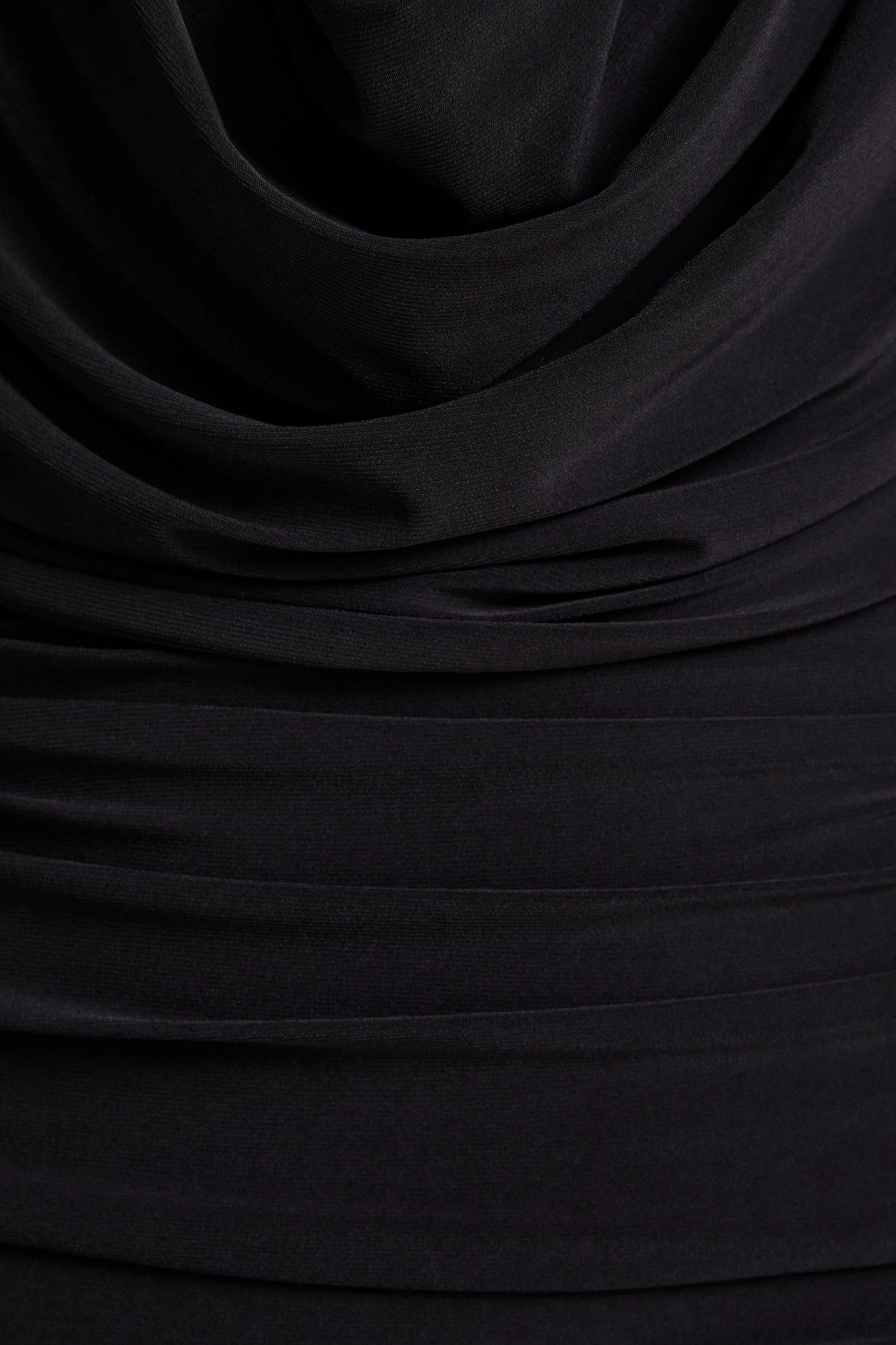 Griselda | Robe mi-longue noire à décolleté plongeant avec manches longues transparentes - Image 6