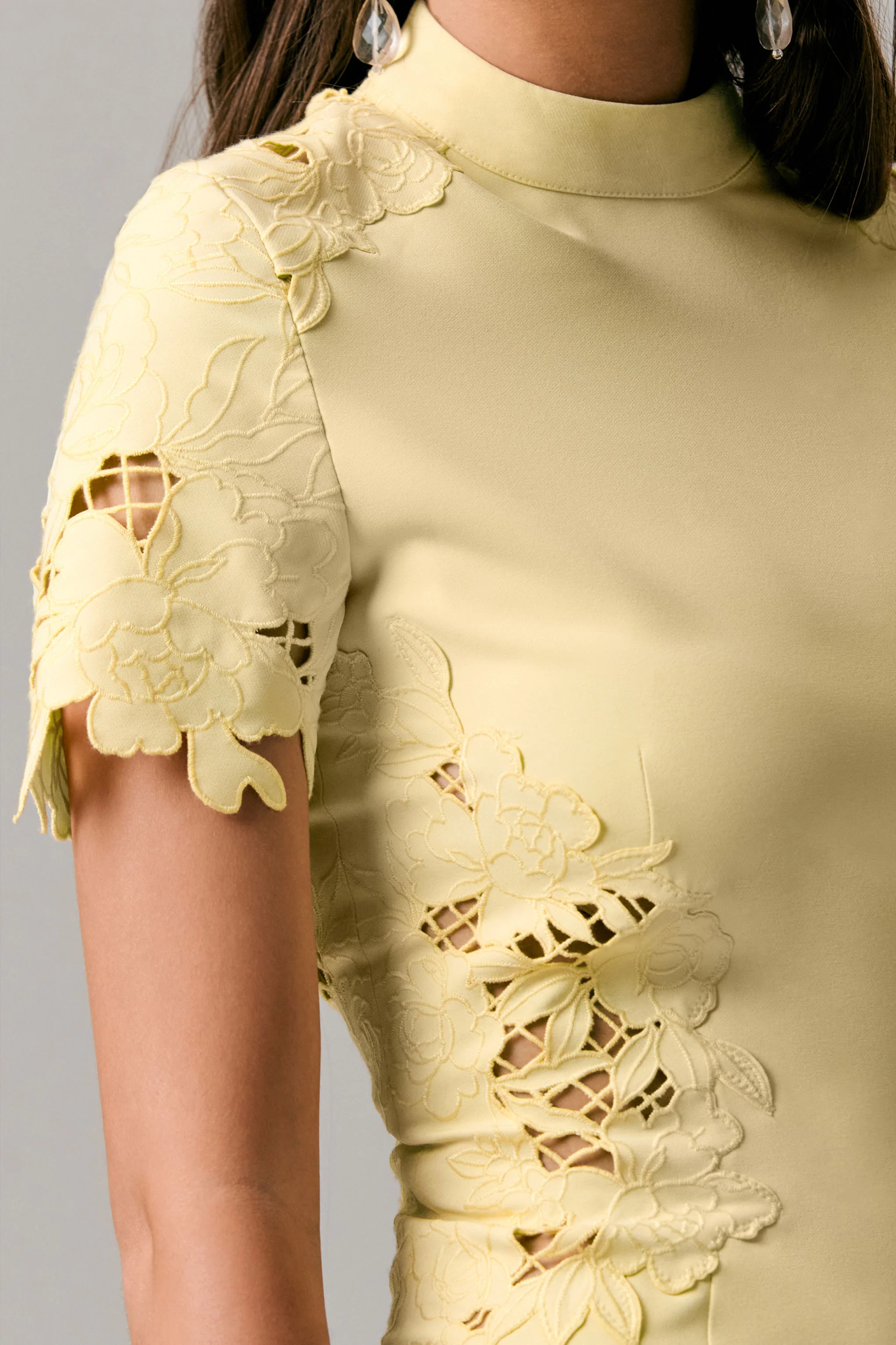 Guest List | Robe mi-longue citron à col montant avec détails en crochet ajouré - Image 6