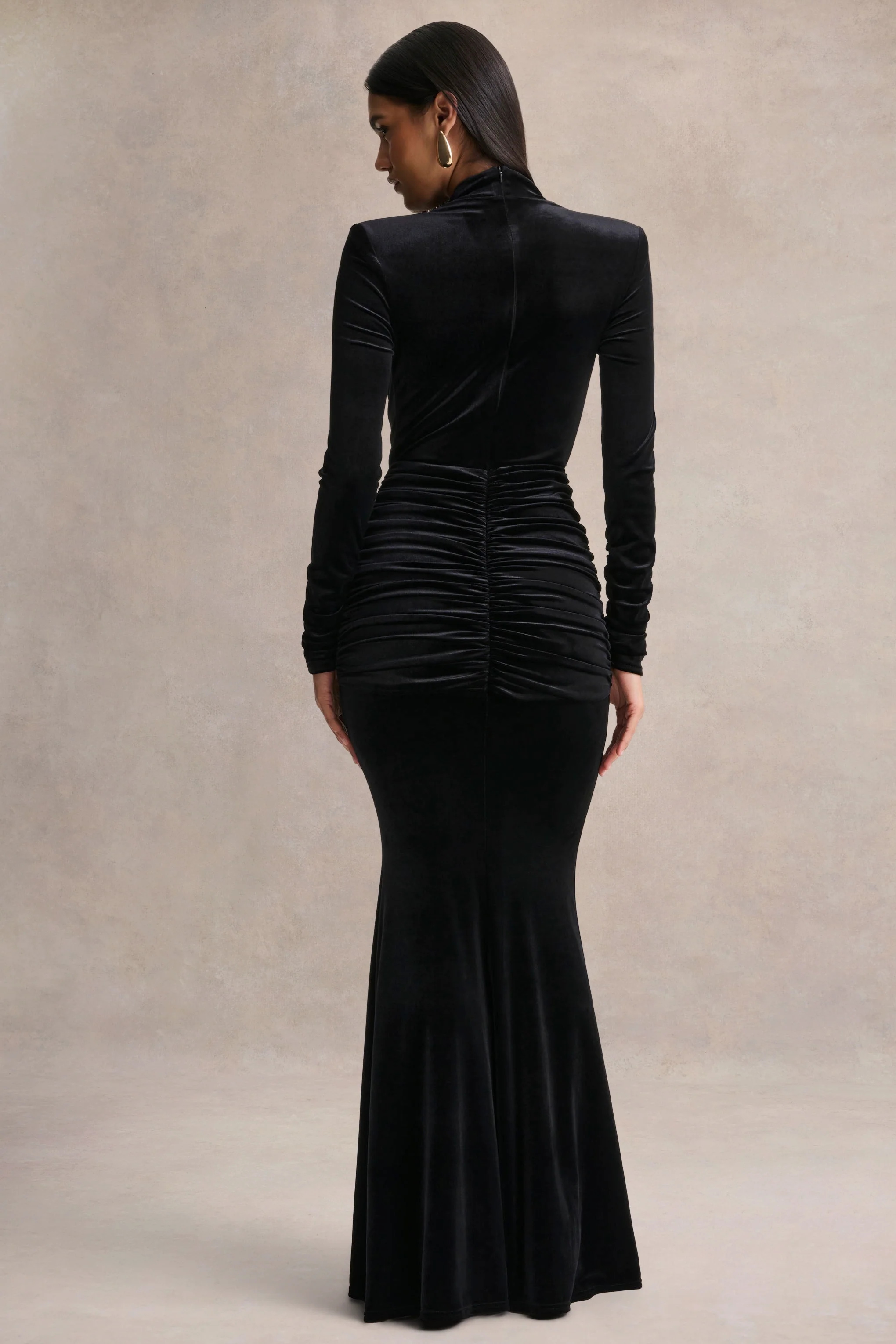 Halima | Robe longue noire en velours à décolleté plongeant avec détails froncés - Image 2